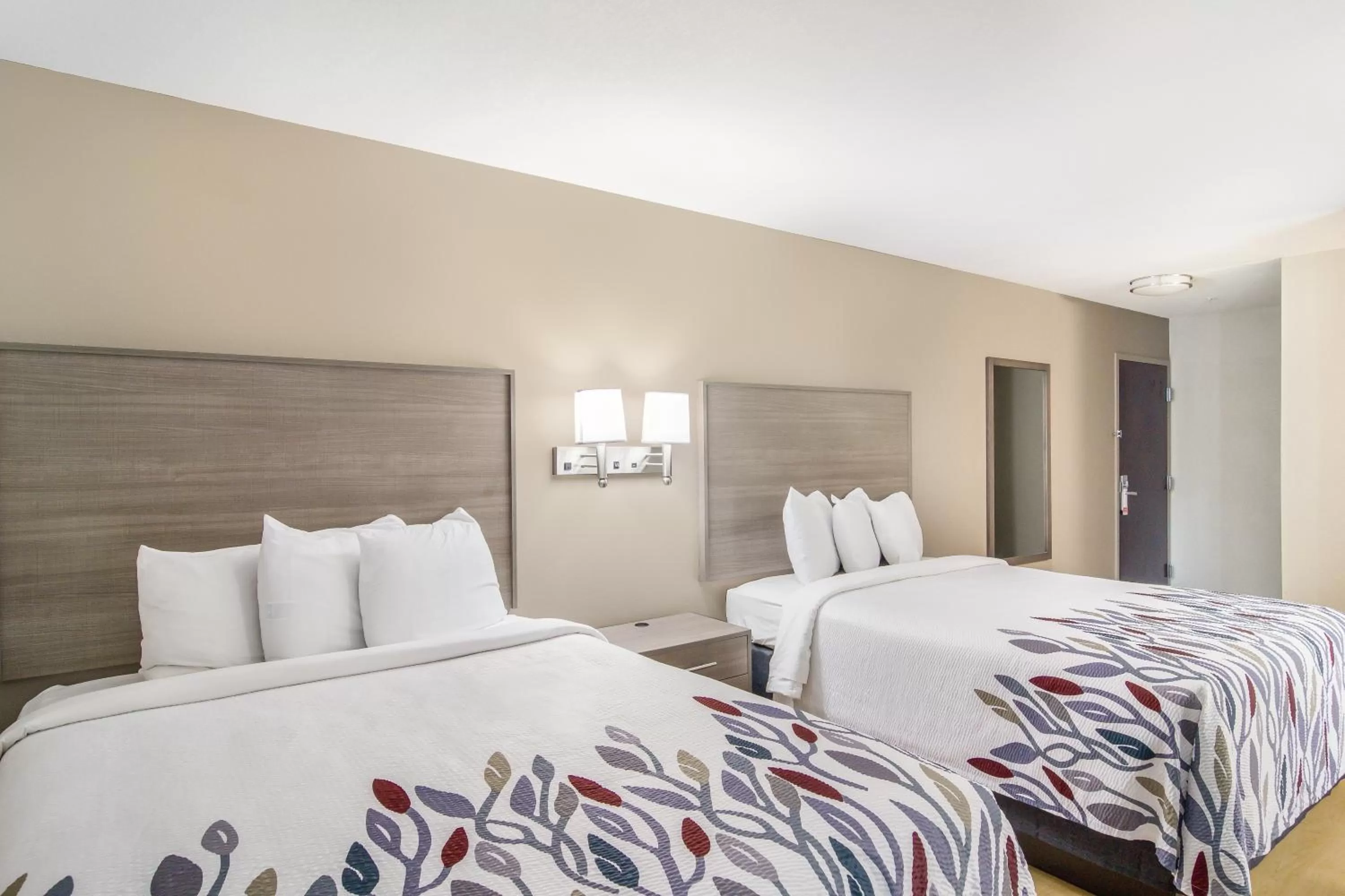 Photo of the whole room, Bed in Red Roof Inn I-95 North Brunswick Darien