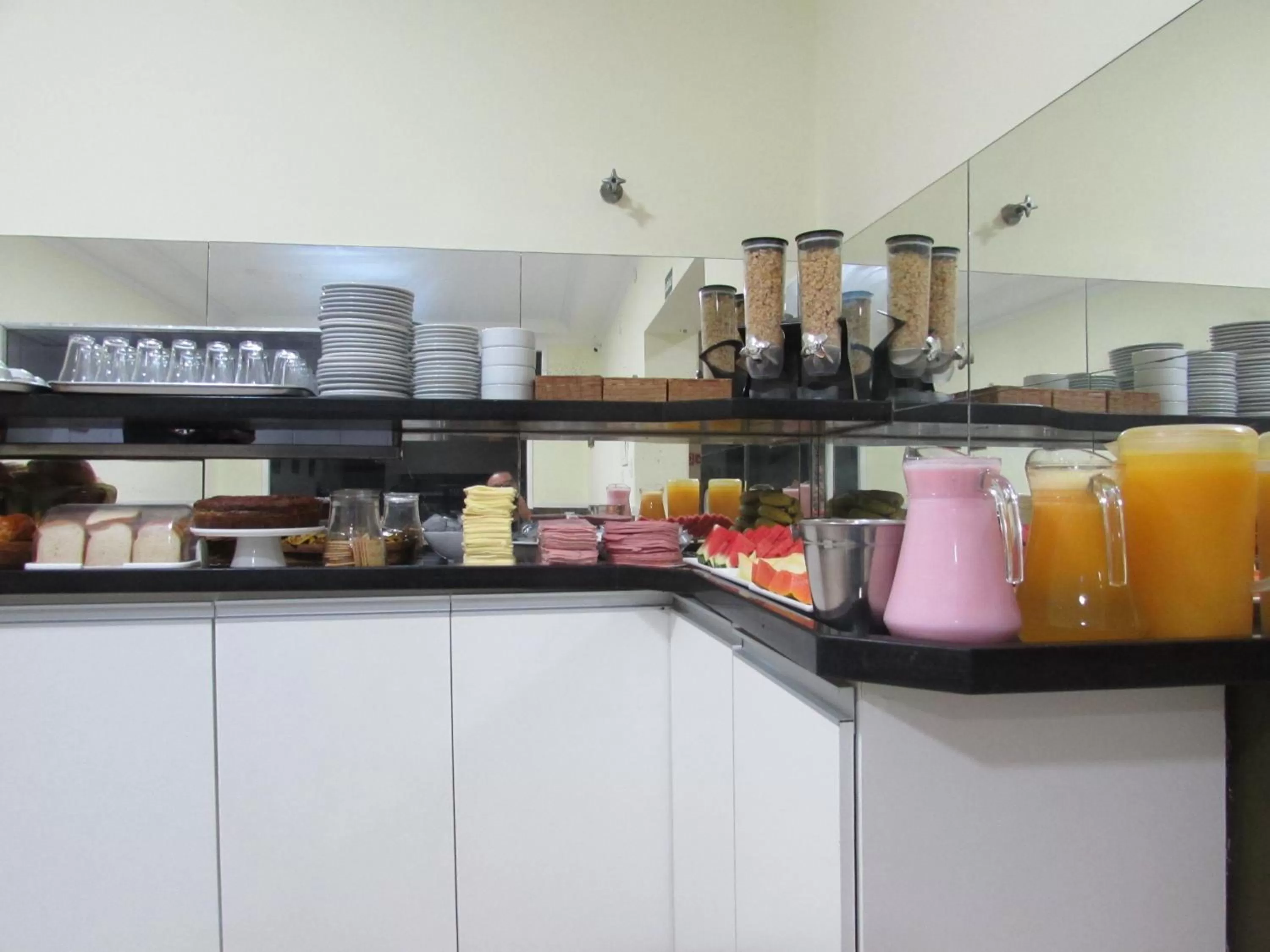 Kitchen/Kitchenette in Hotel Monteneve a 2 minutos do Bom Retiro, a 8 minutos da 25 de Março a 100 metros da estação de trem para Aeroporto Internacional de Guarulhos