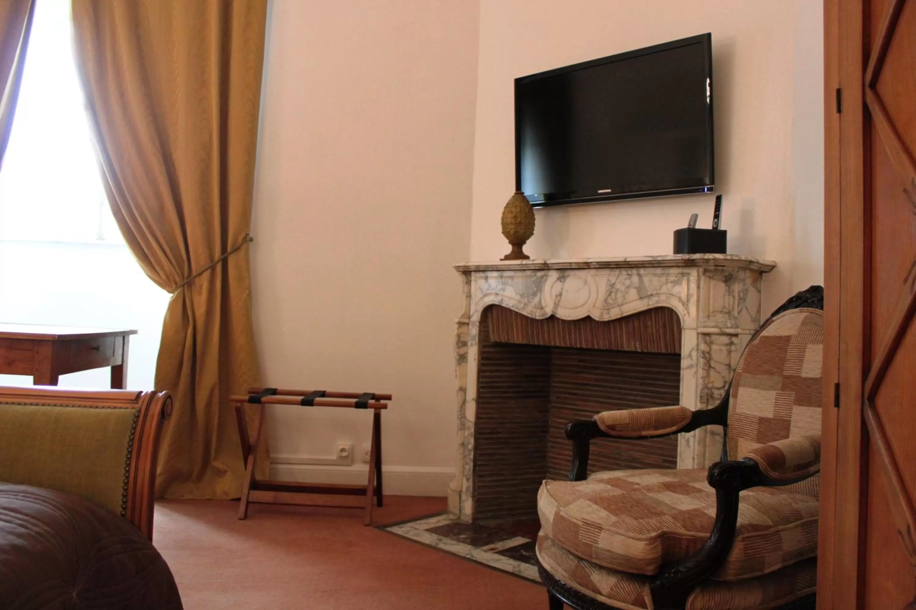 TV and multimedia, TV/Entertainment Center in Résidence et Chambres d'Hôtes de La Porte d'Arras