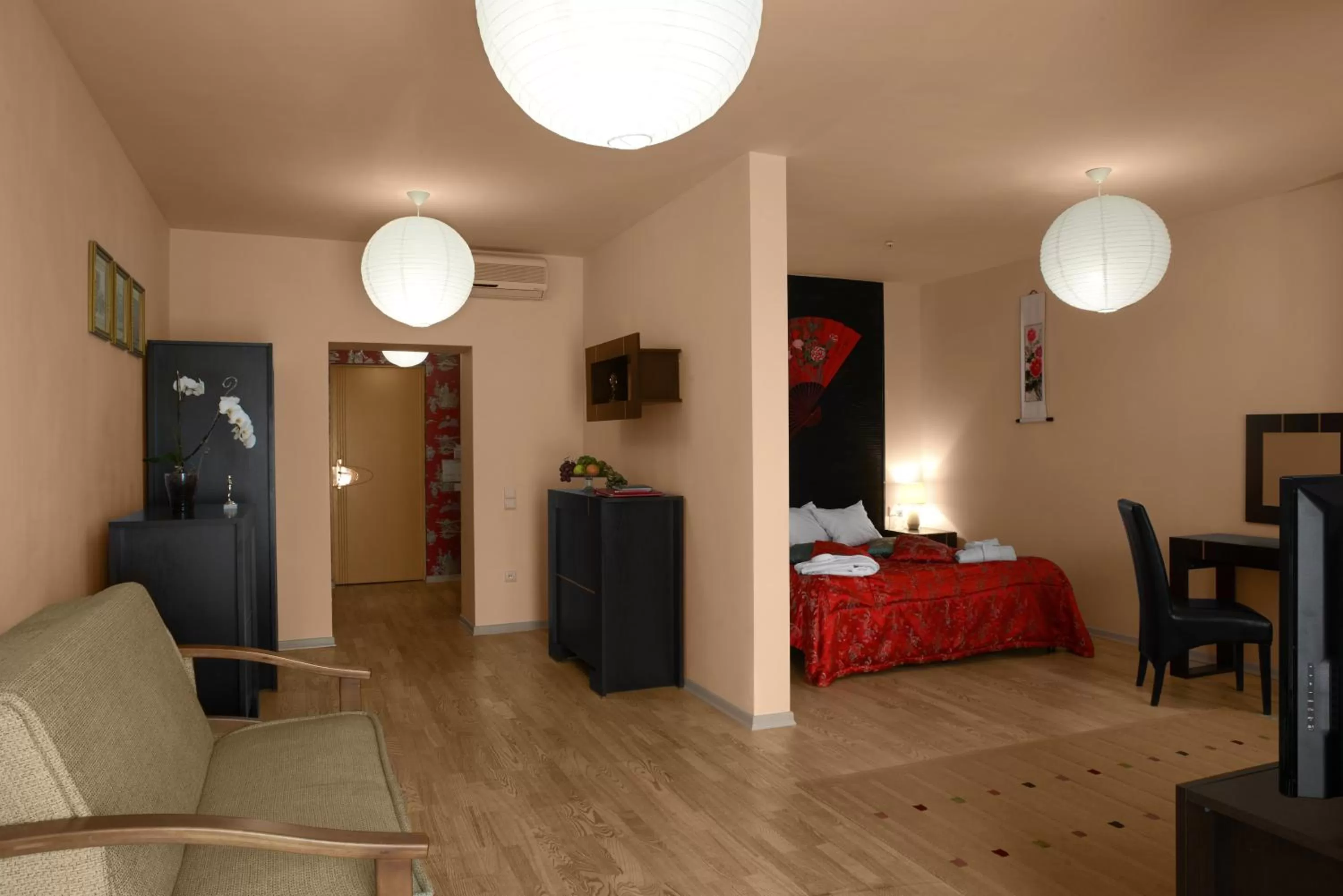 Photo of the whole room, Seating Area in Oscar