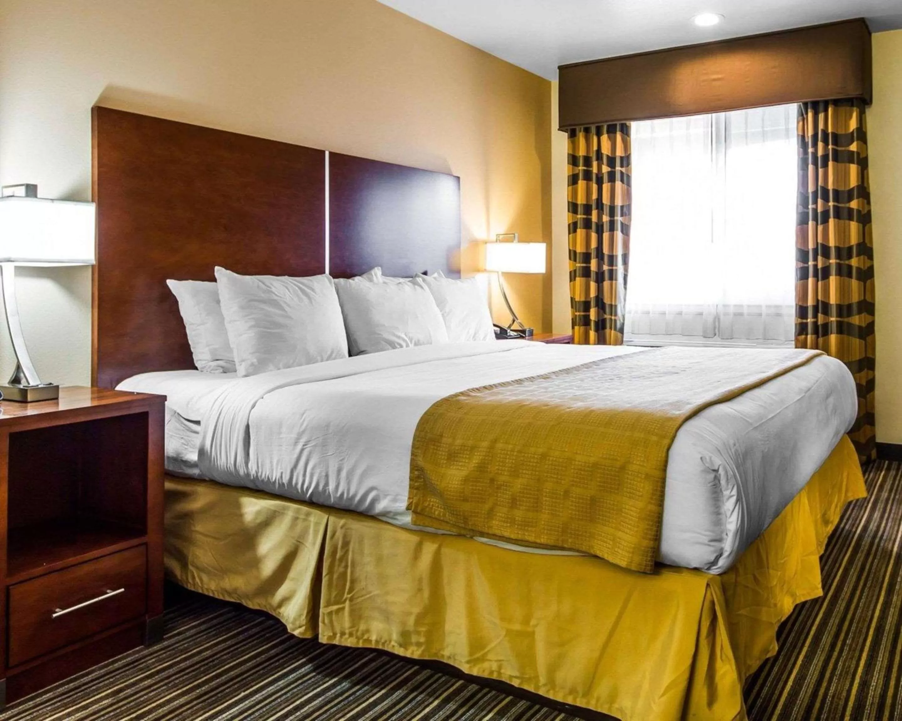 Photo of the whole room, Bed in Quality Inn Martinez