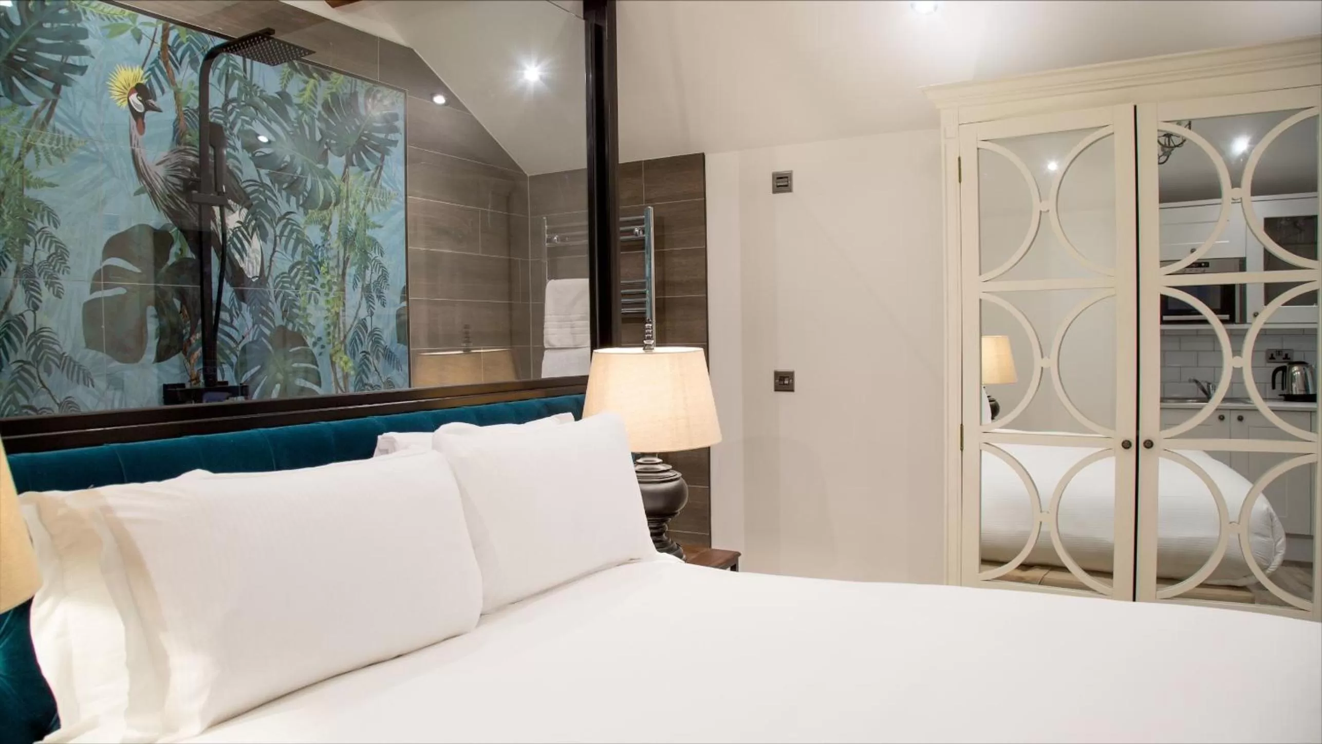 Shower, Bed in The Hotel Chester