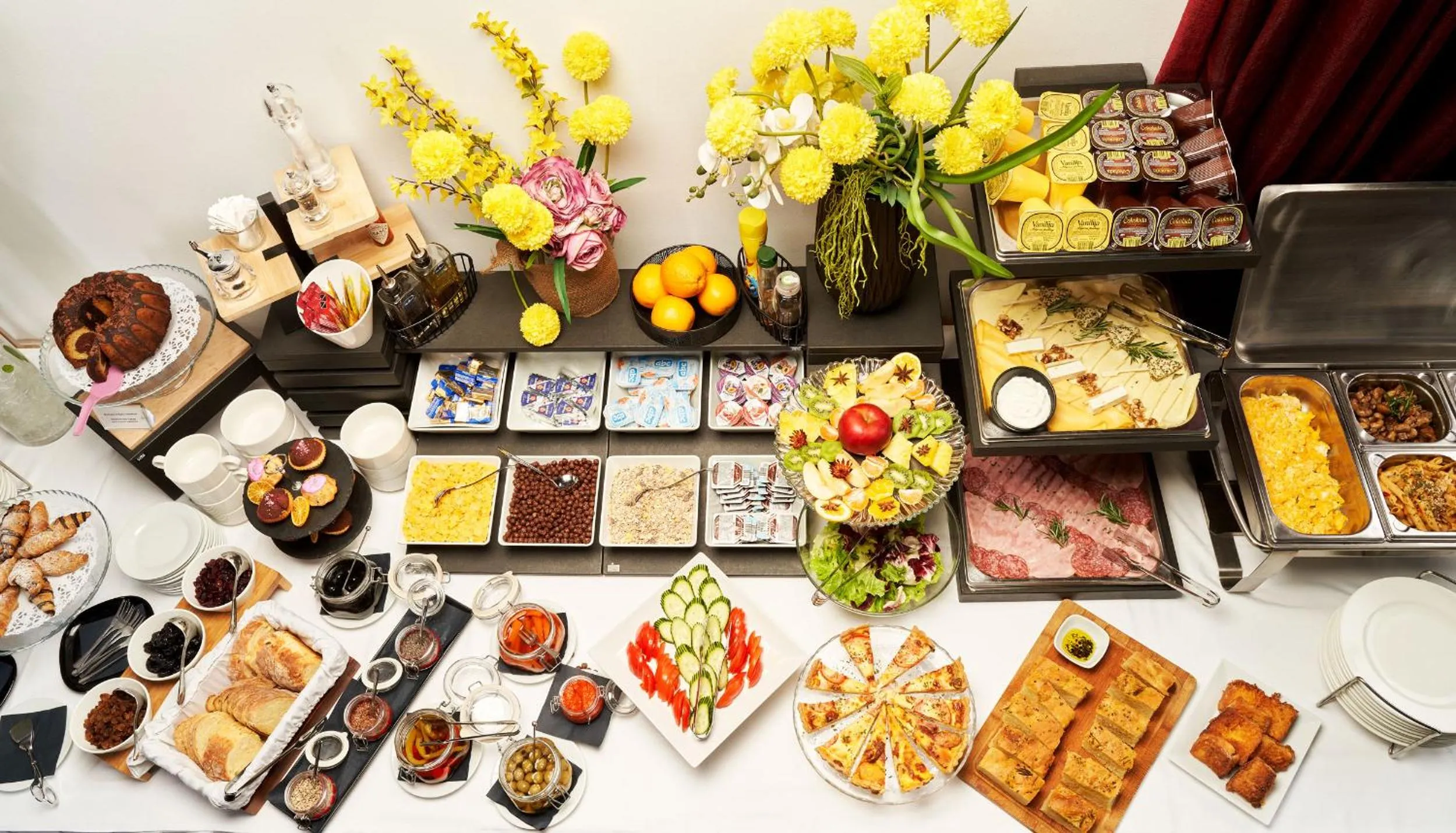 Restaurant/places to eat in Art Hotel Like