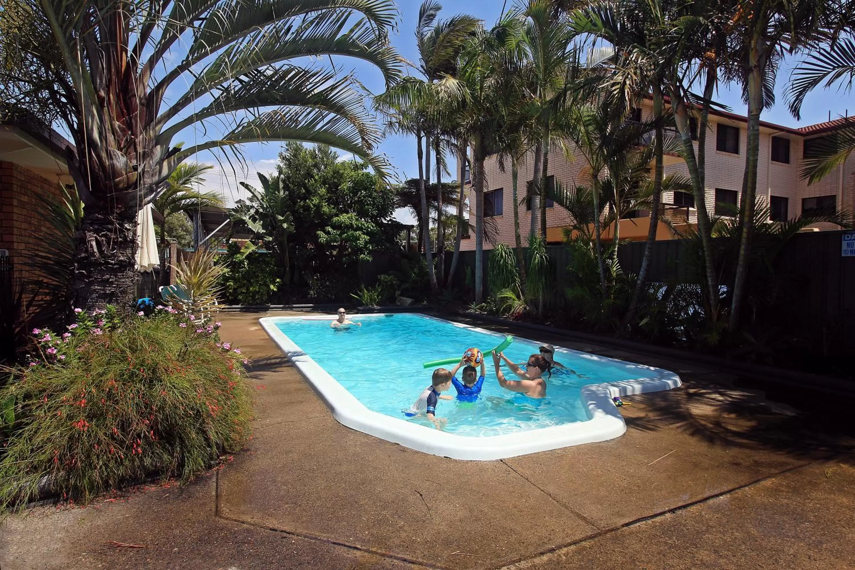 Swimming pool in Woongarra Motel