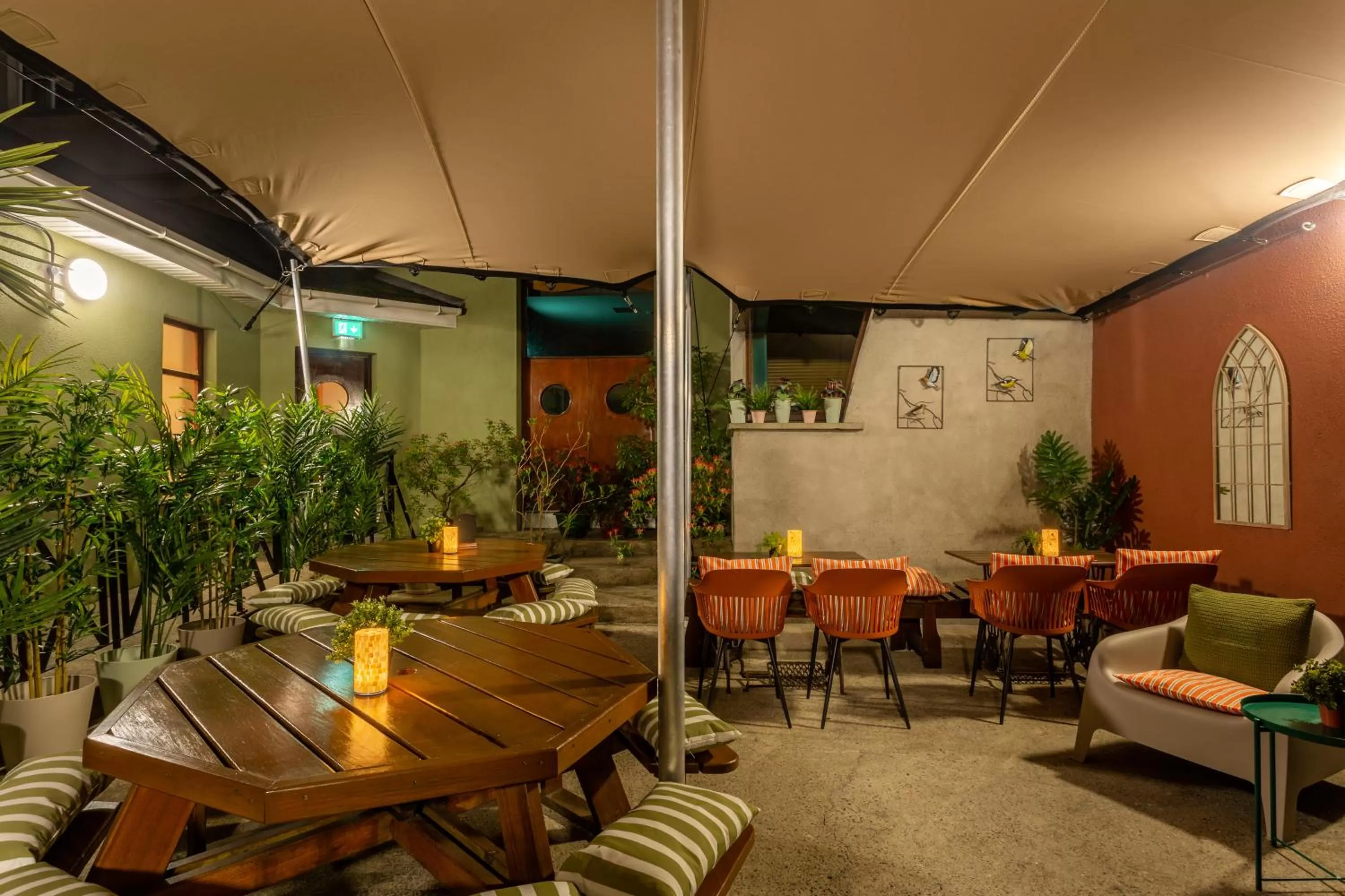 Restaurant/places to eat in Dooley's Hotel