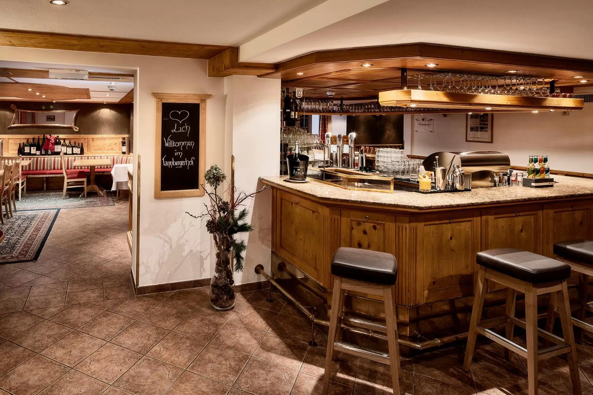 Lounge or bar in Hotel Tannbergerhof im Zentrum von Lech