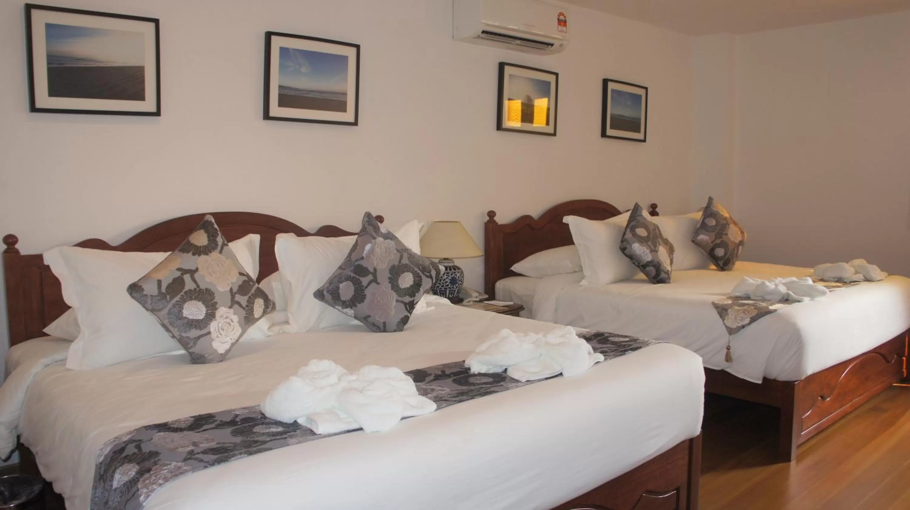 Bed in Heeren Straits Hotel