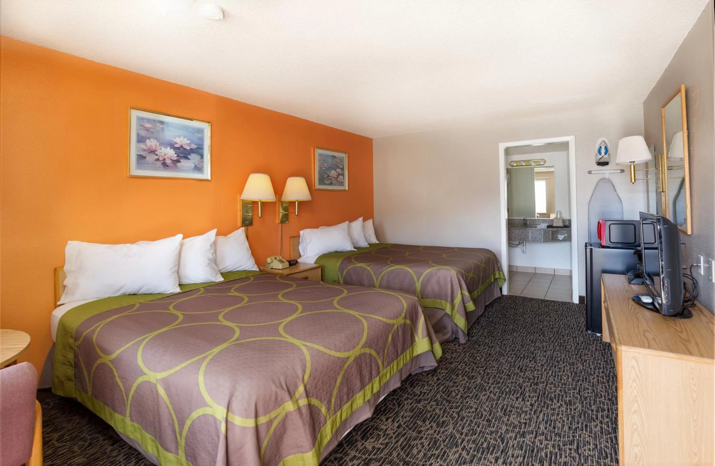 Bed in Cedar Valley Inn