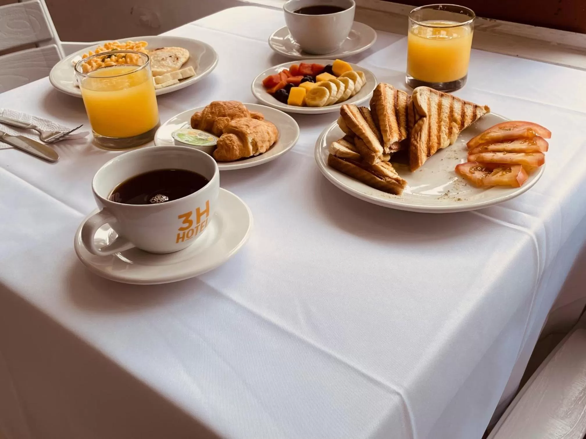 Breakfast in 3H HOTEL Av 70