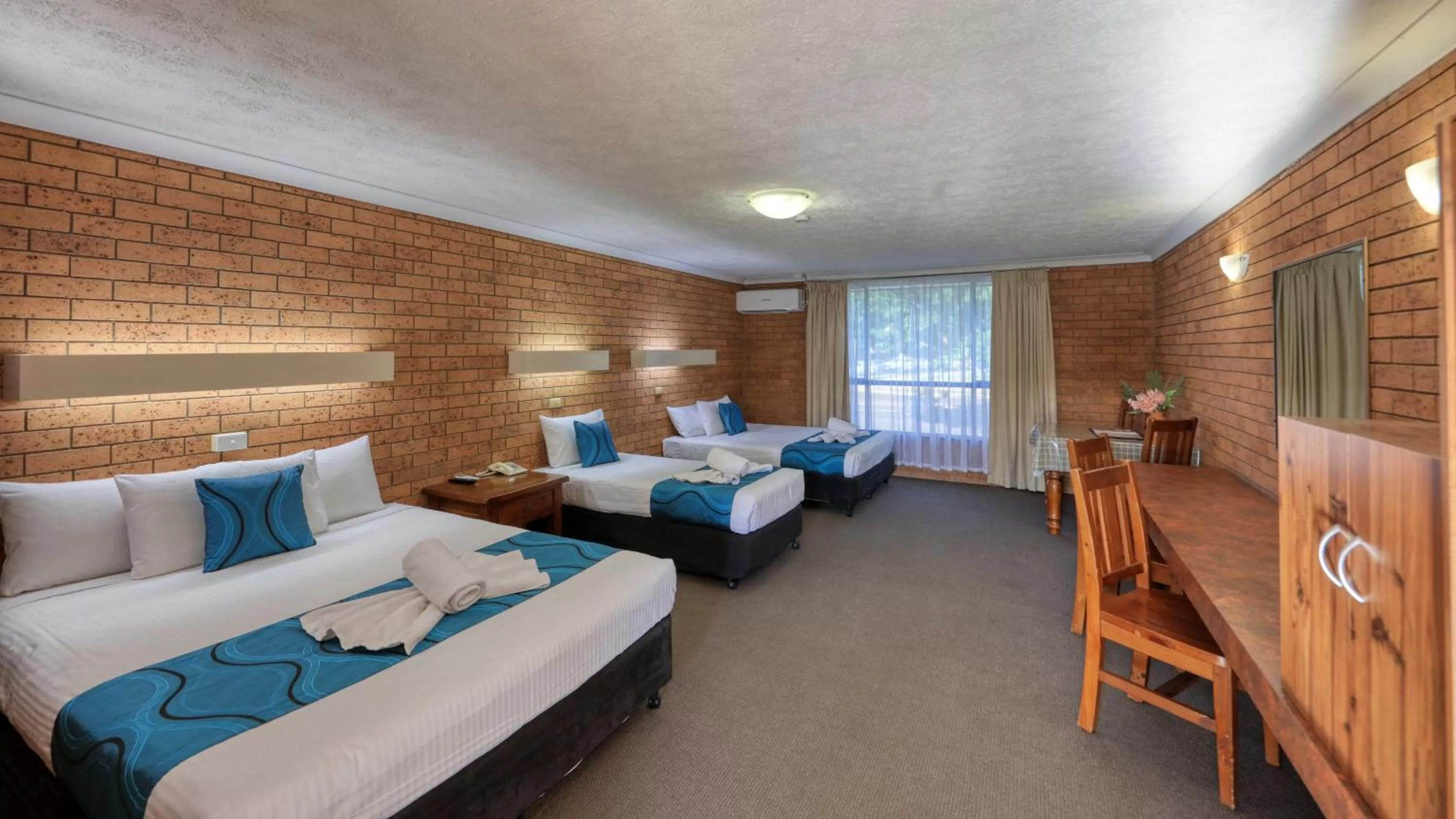 Bed in James Street Motor Inn