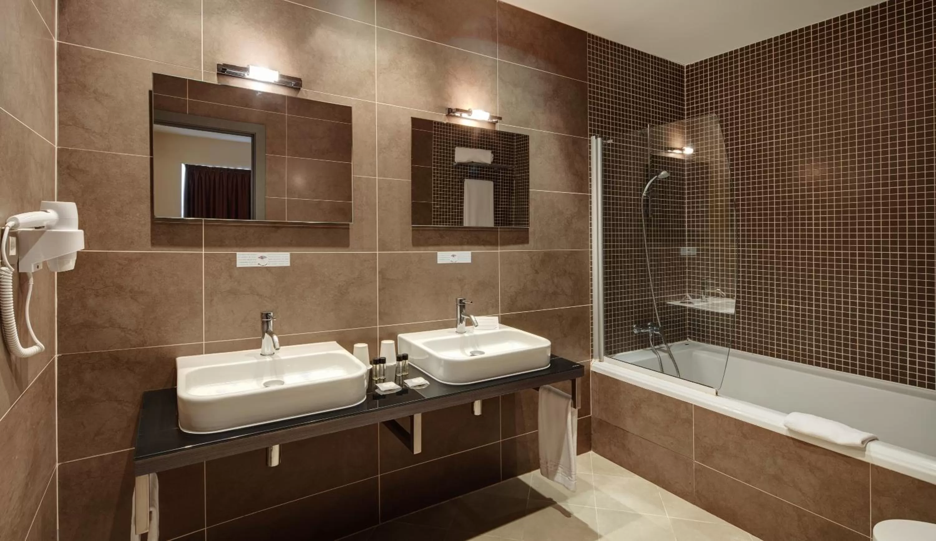 Toilet in Sercotel Plaza Feria