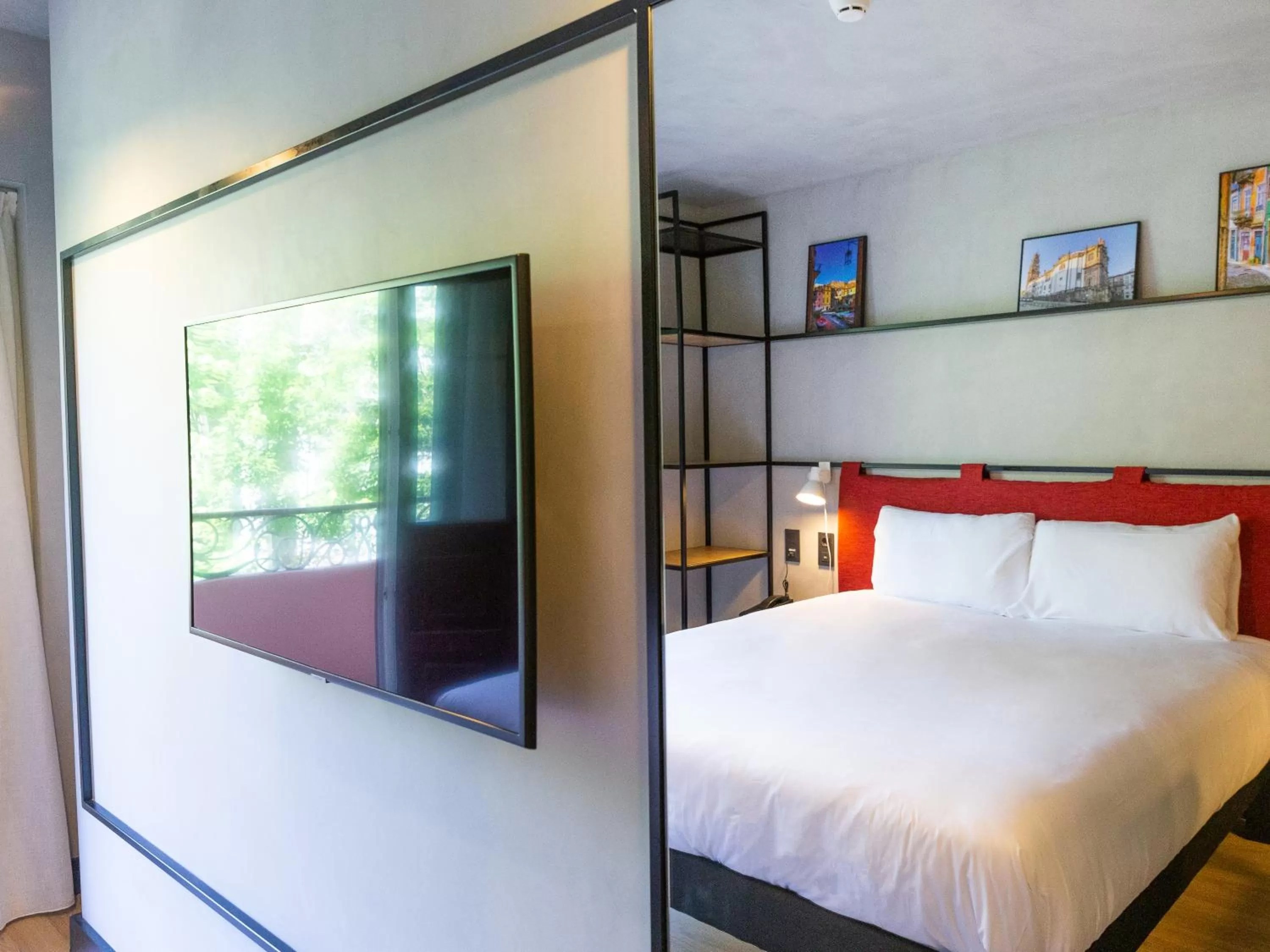 Communal lounge/ TV room, Bed in ibis Porto Centro Mercado Bolhao