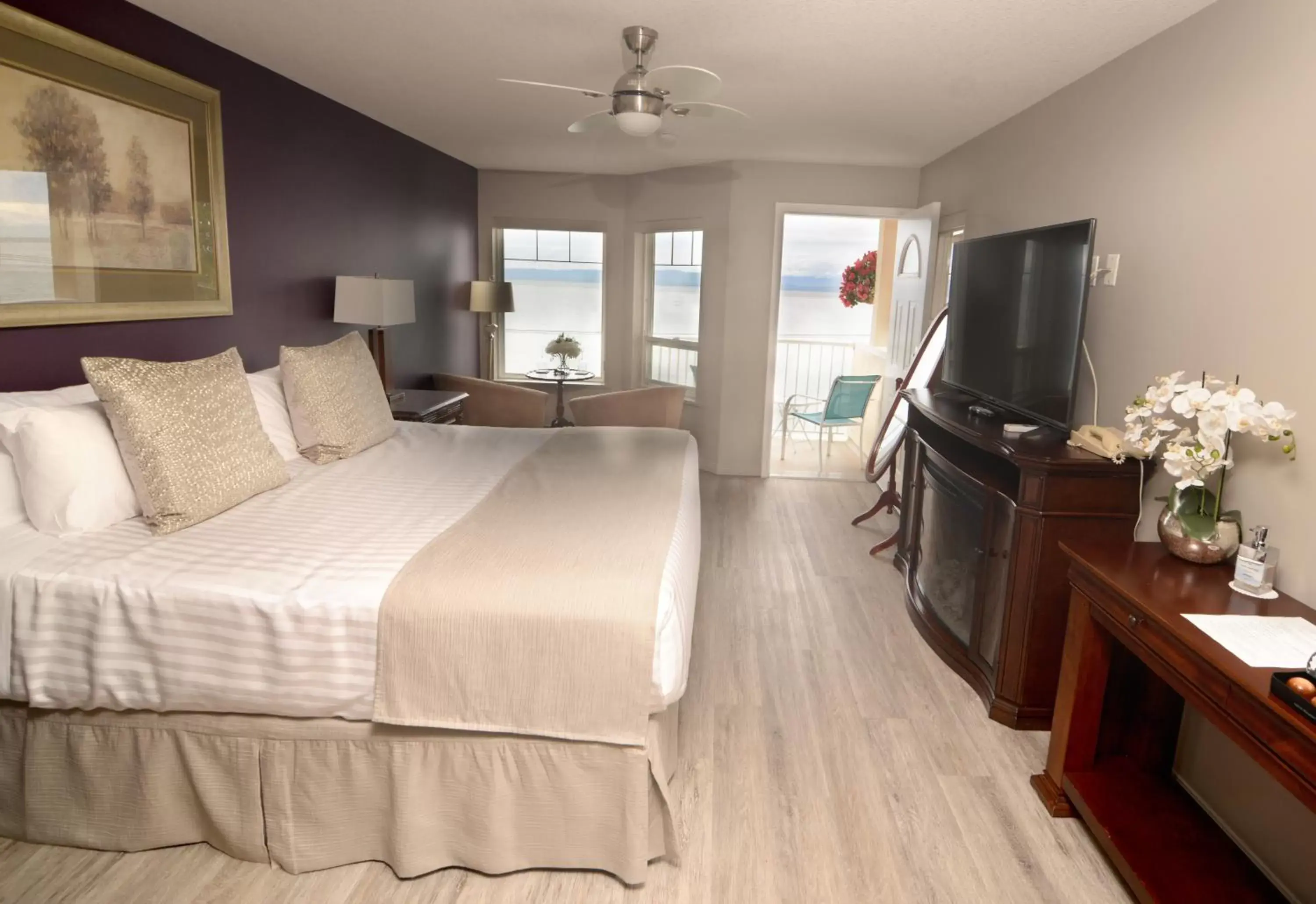 Deluxe King Room - One King Bed with Private Balcony and OCEAN VIEW in Casa Grande Inn Deluxe King Room - One King Bed with Private Balcony and OCEAN VIEW in Casa Grande Inn