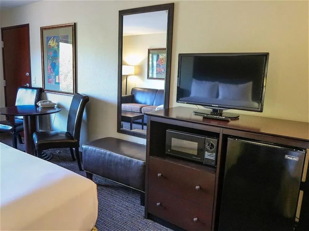 TV and multimedia, Bed in Oxford Suites Portland - Jantzen Beach