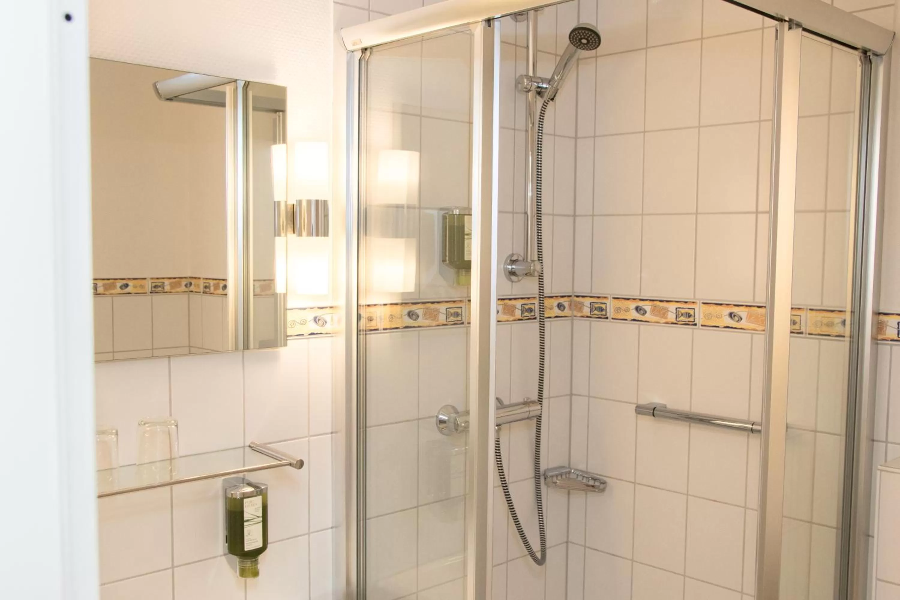 Shower, Bathroom in Das Frühstückshotel Büsum