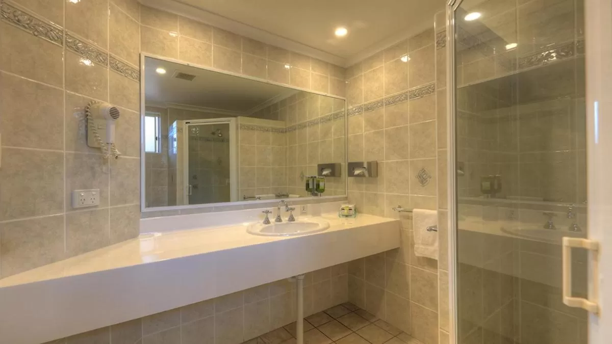 Bathroom in Endeavour Court Motor Inn