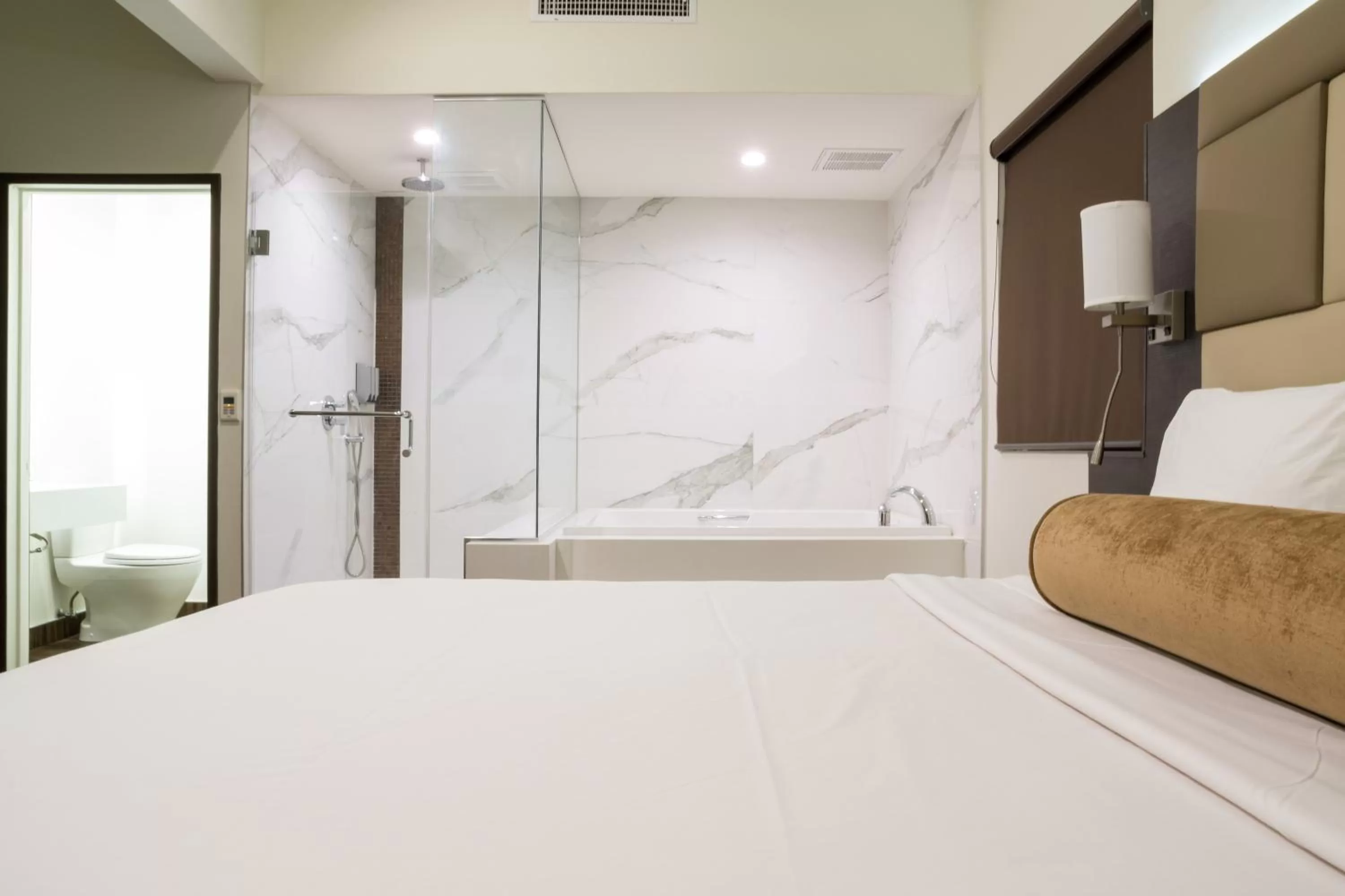 Photo of the whole room, Bed in Hotel Xilo Glendale