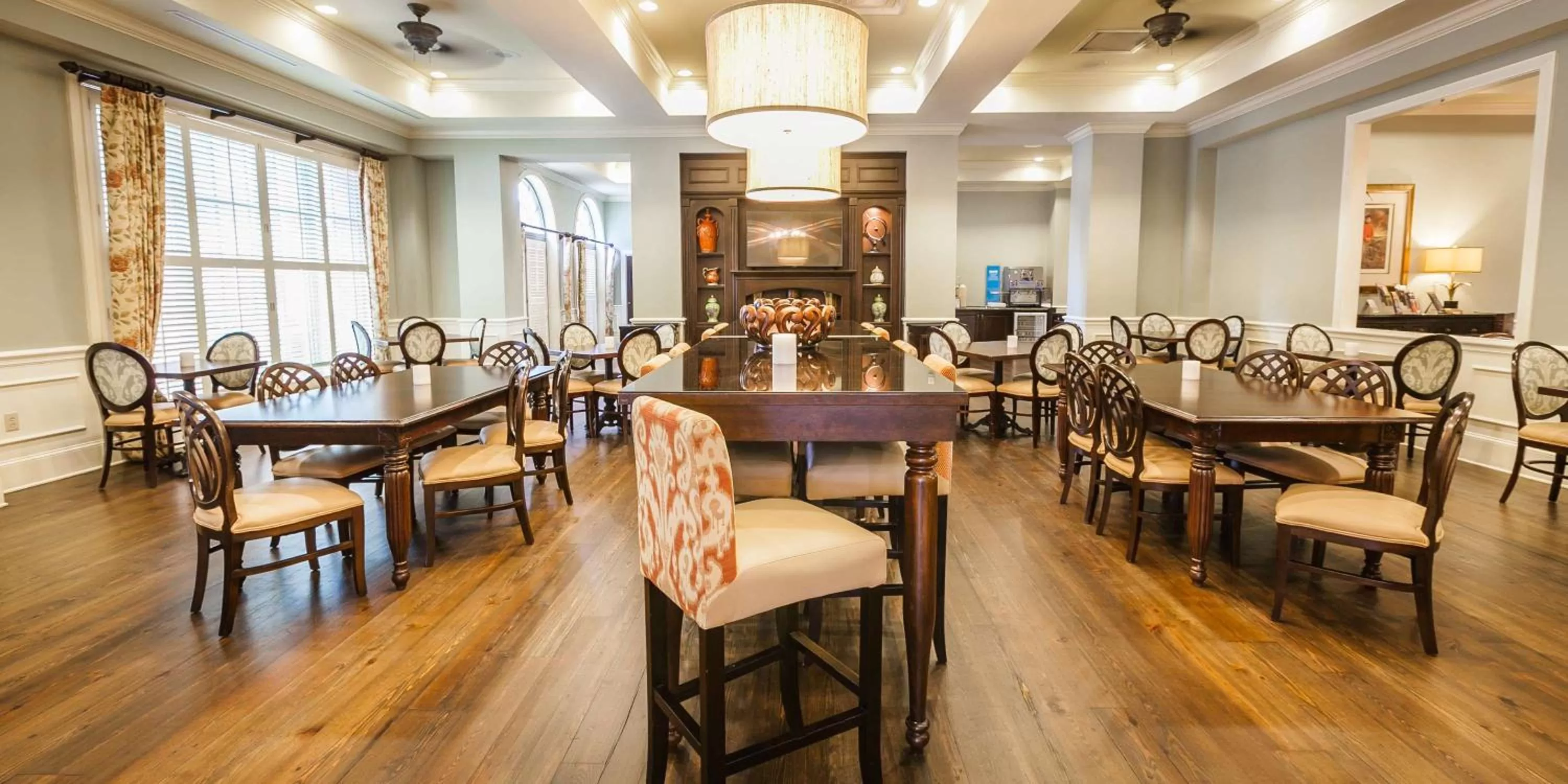 Dining area in Hampton Inn & Suites Savannah Historic District