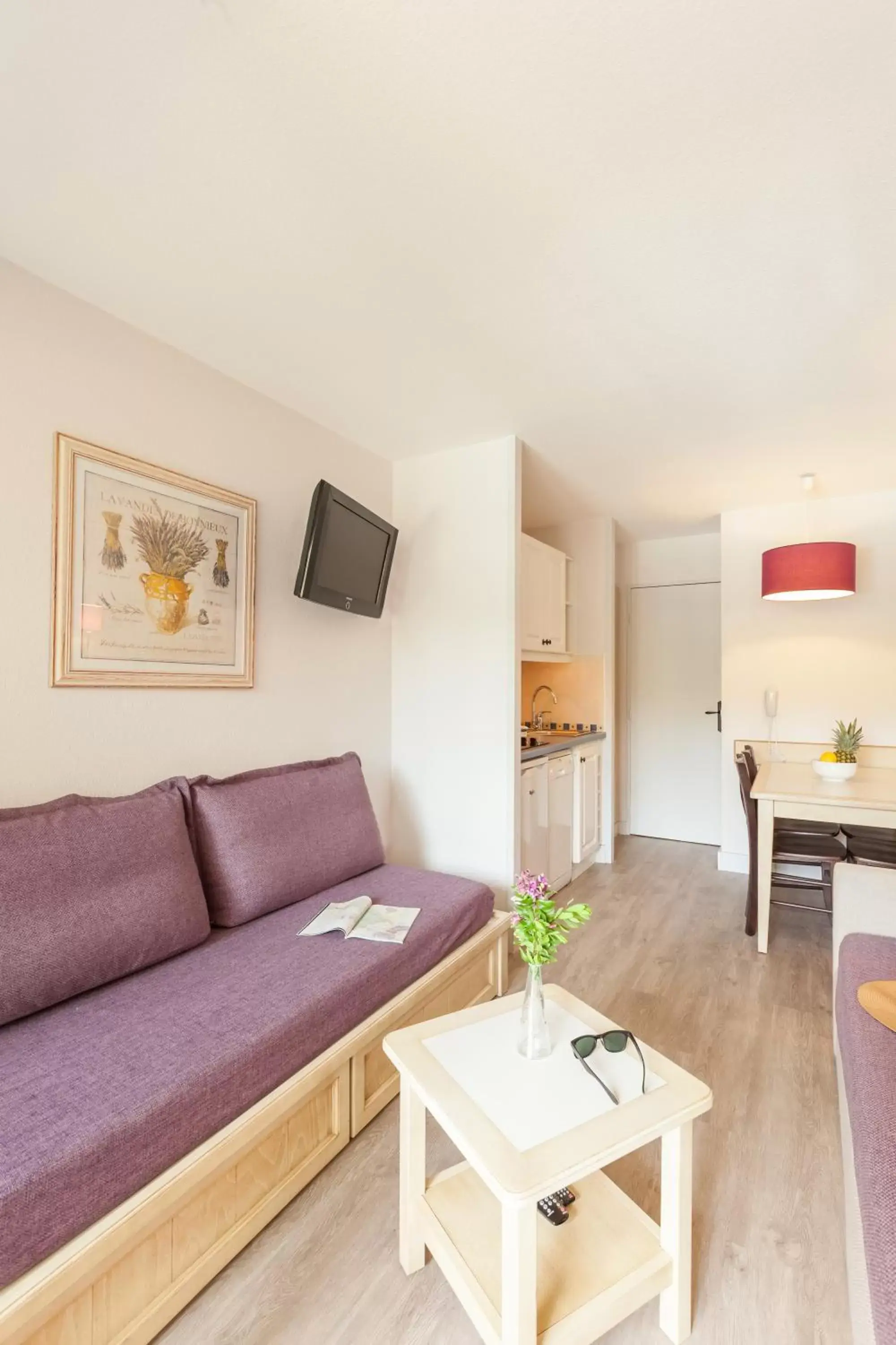 Studio with Sleeping Alcove and Terrace or Balcony (4 People) - Garden View in Résidence Pierre & Vacances La Pinède Studio with Sleeping Alcove and Terrace or Balcony (4 People) - Garden View in Résidence Pierre & Vacances La Pinède