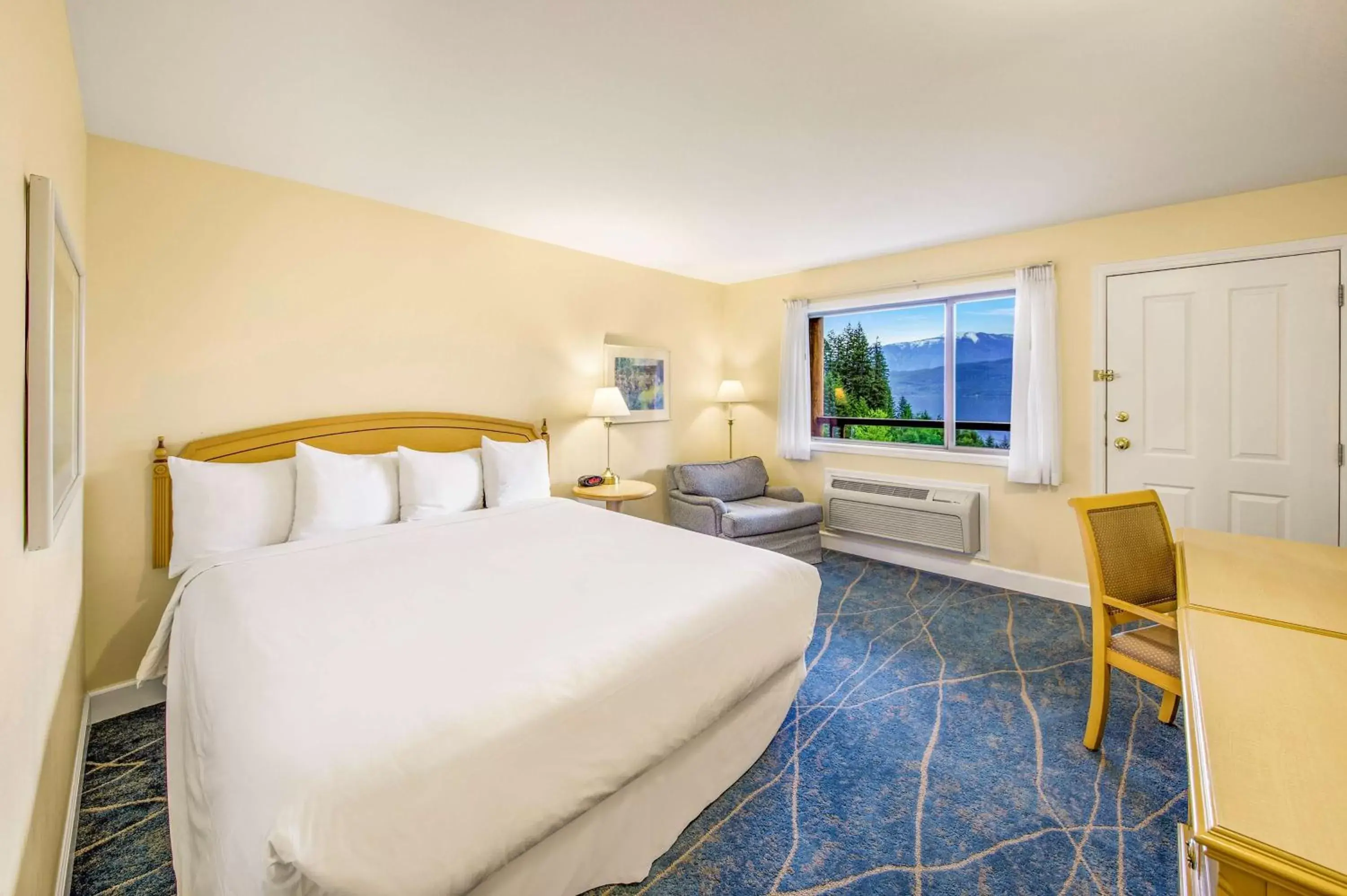 King Room with Roll-In Shower and Lake View - Mobility Access in Kootenay Lakeview Resort BW Signature Collection King Room with Roll-In Shower and Lake View - Mobility Access in Kootenay Lakeview Resort BW Signature Collection