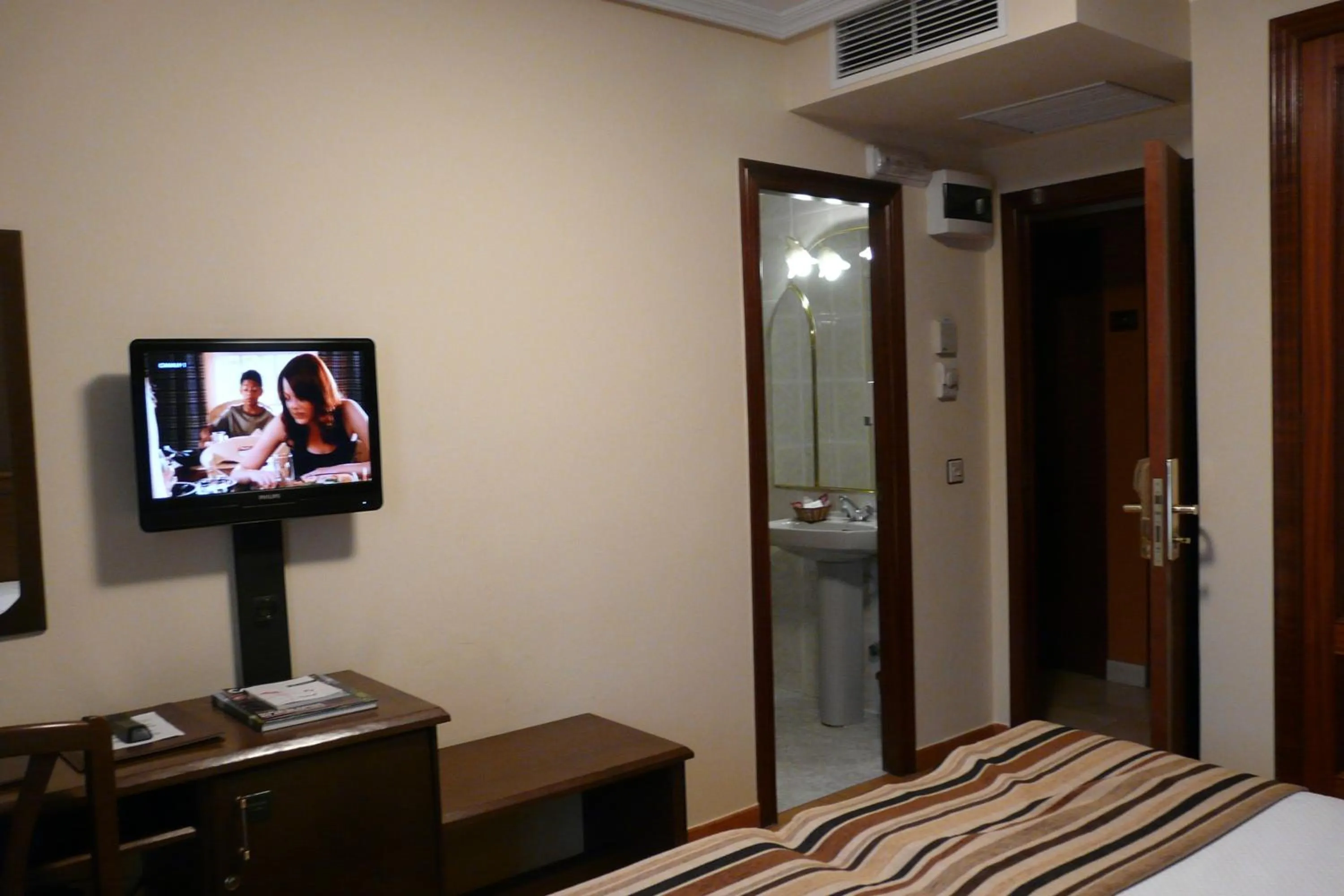 Photo of the whole room, Bed in Idh Angel