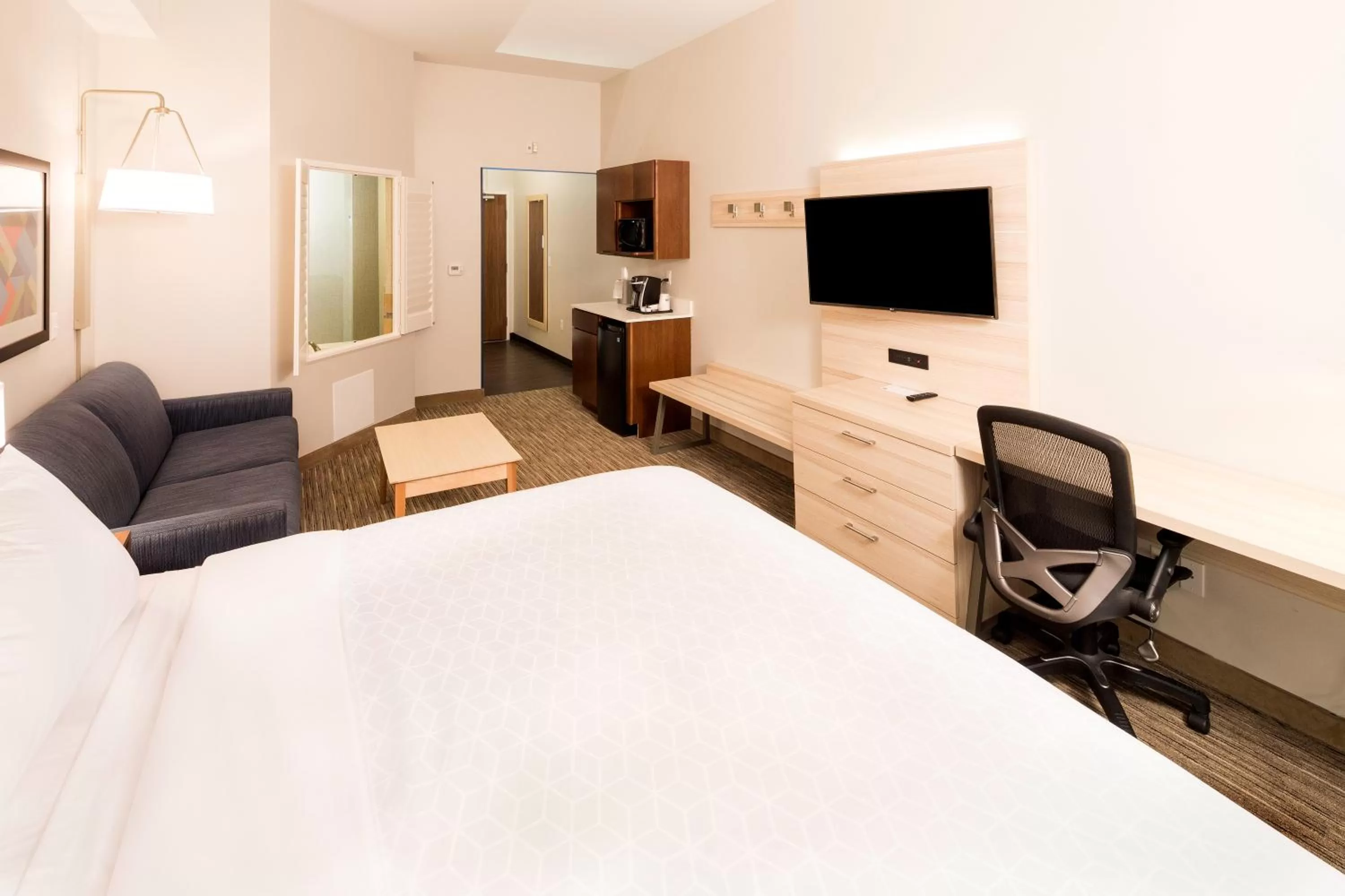 Bedroom, Bed in Holiday Inn Express Hotel & Suites Bay City by IHG