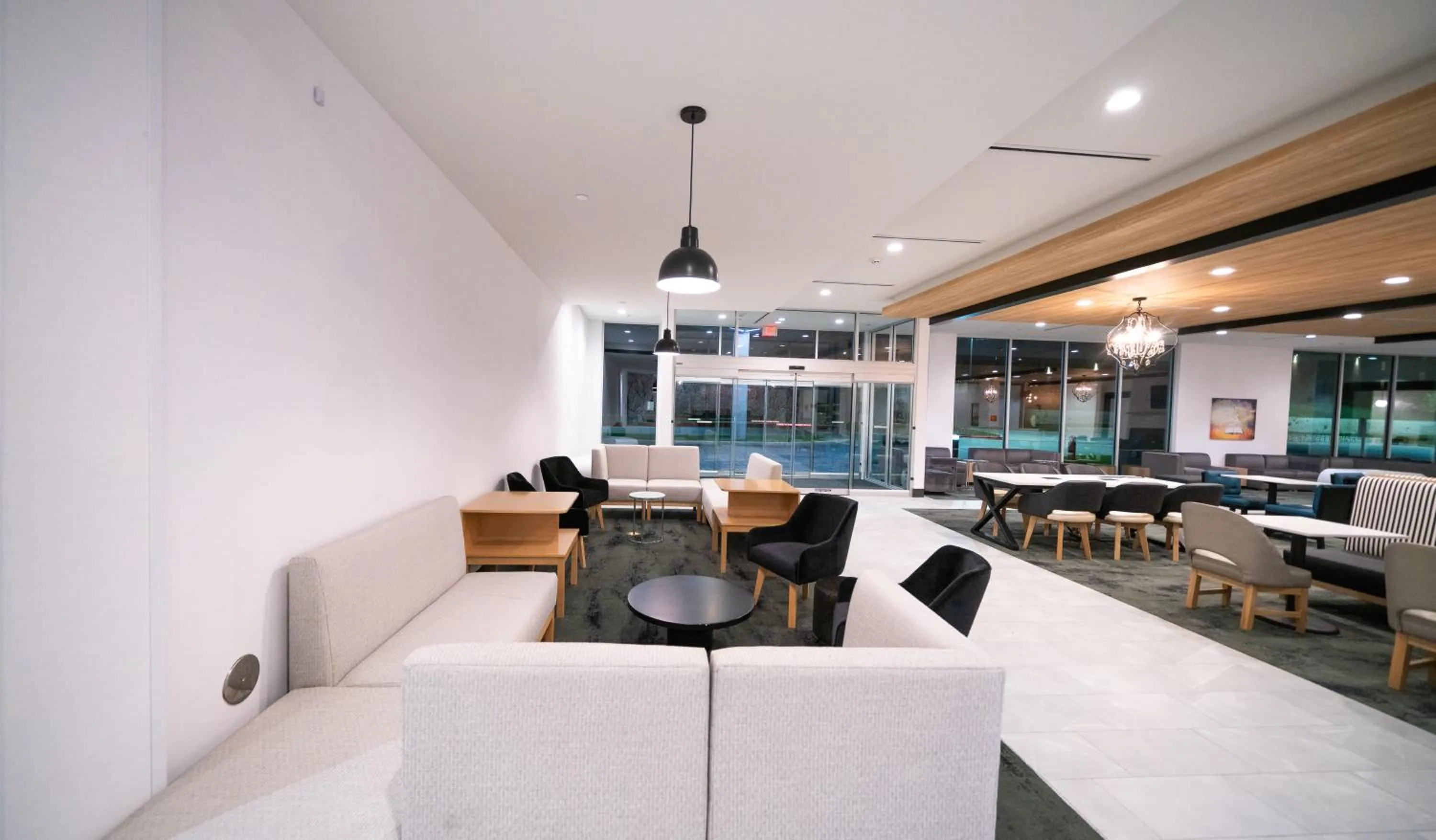 Seating area in La Quinta Inn & Suites by Wyndham Austin Parmer Tech Ridge