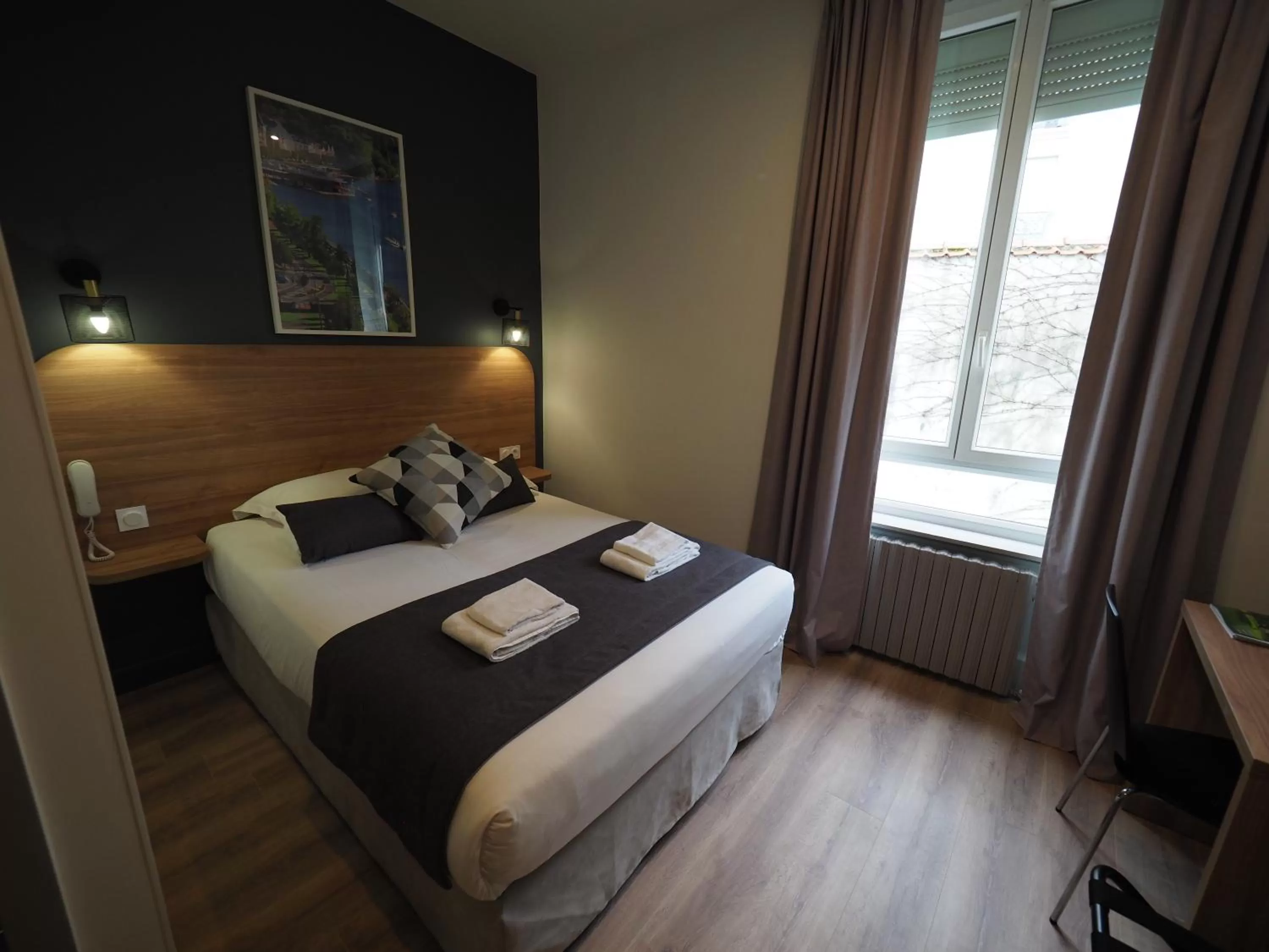 Photo of the whole room, Bed in Hôtel Le Biarritz - Vichy