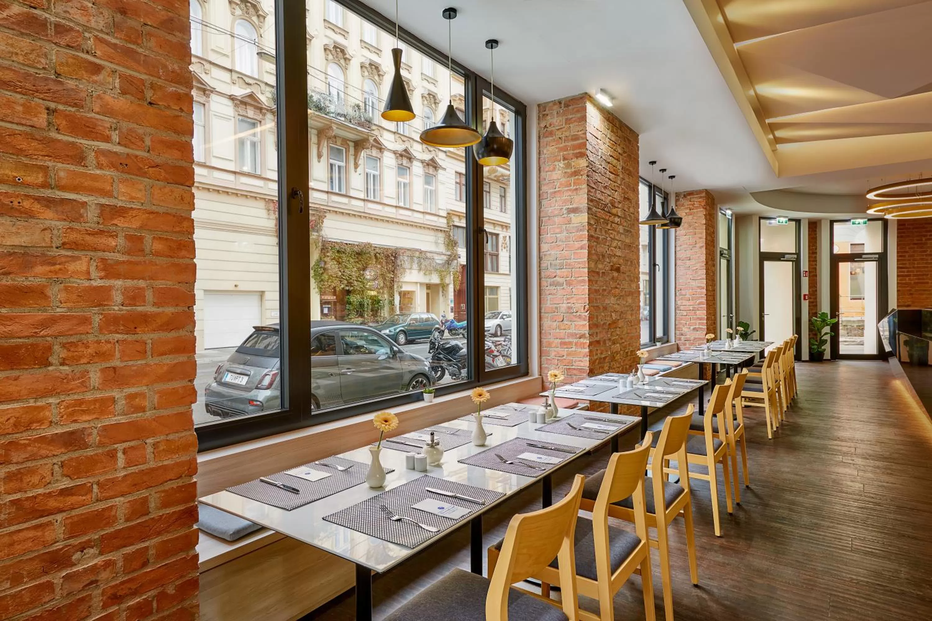 Restaurant/places to eat in H+ Hotel Wien