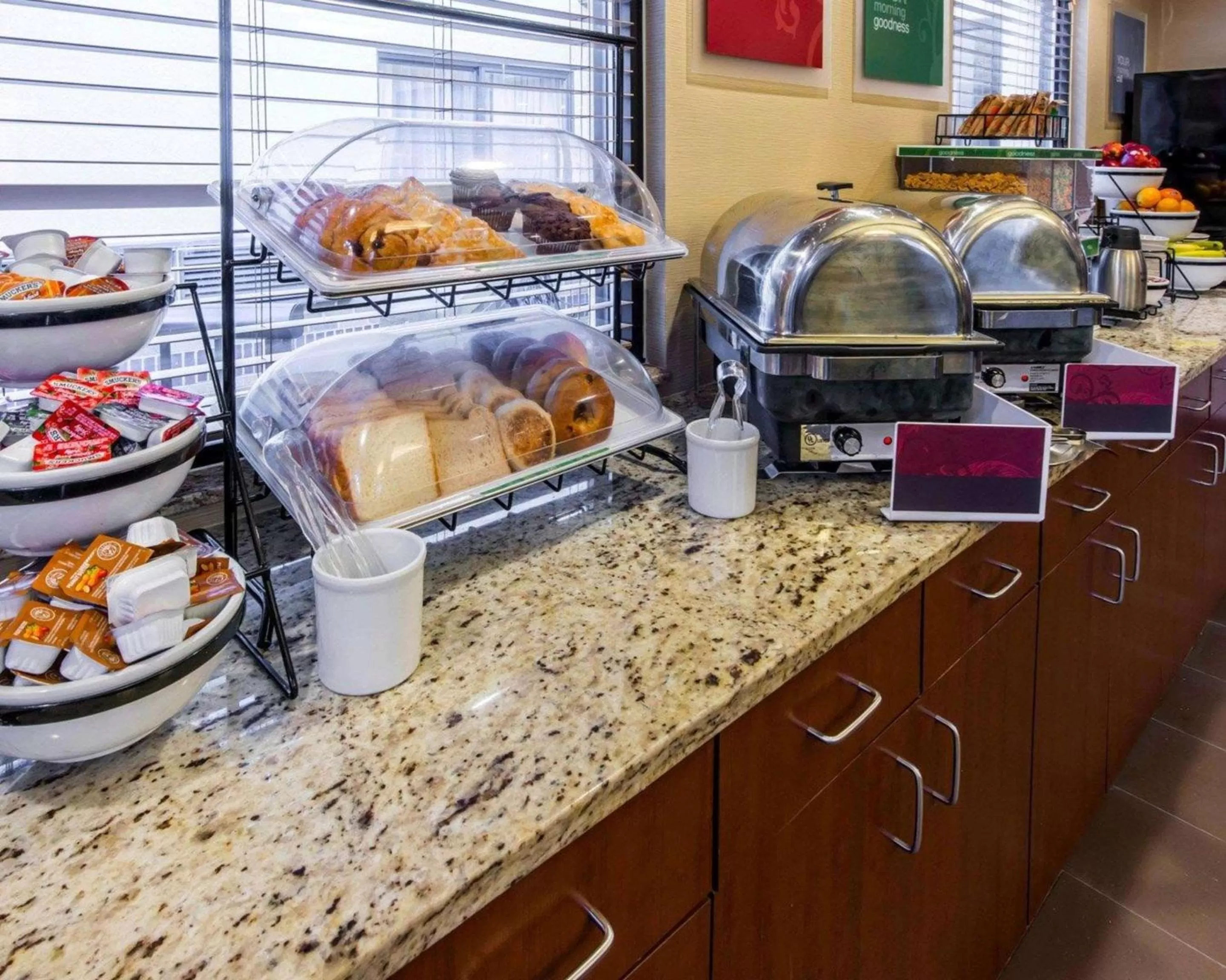 Restaurant/places to eat in Comfort Inn & Suites Erie - Splash Lagoon Indoor Waterpark