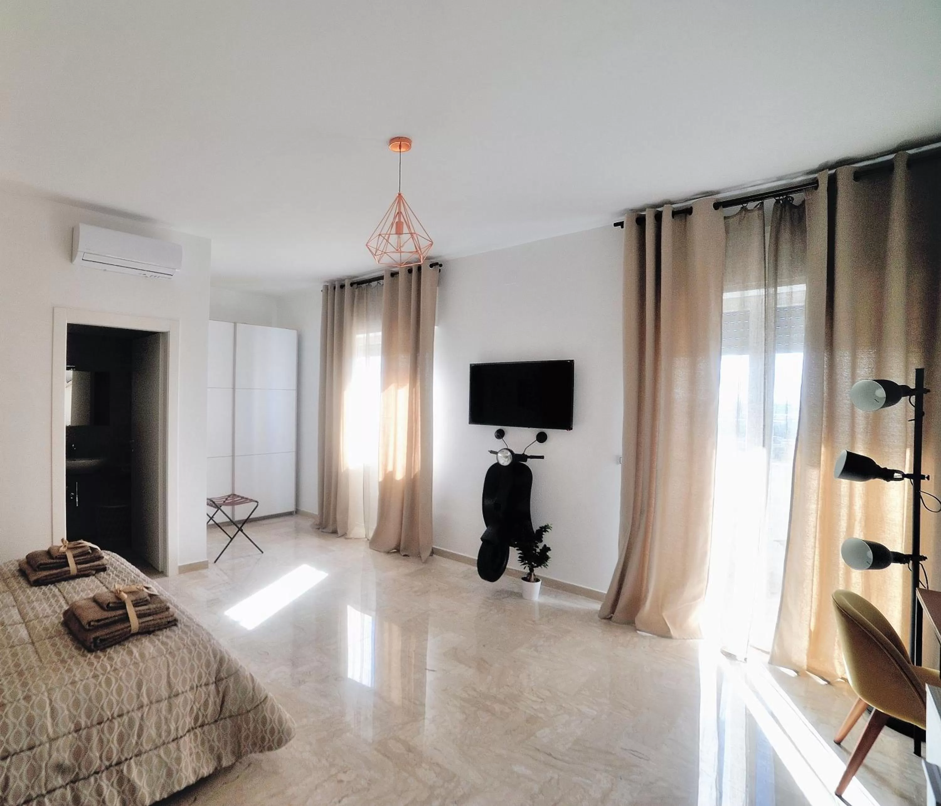 Breakfast, TV/Entertainment Center in B&B Donna Maria