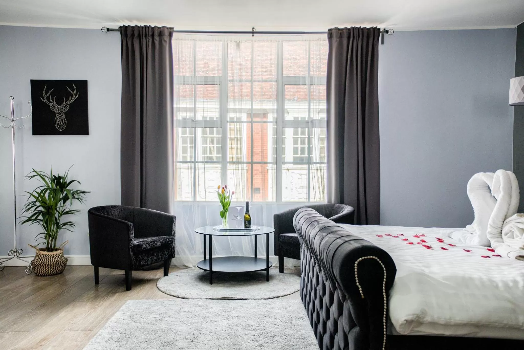 Living room, Bed in Villare Leicester City Centre hotel