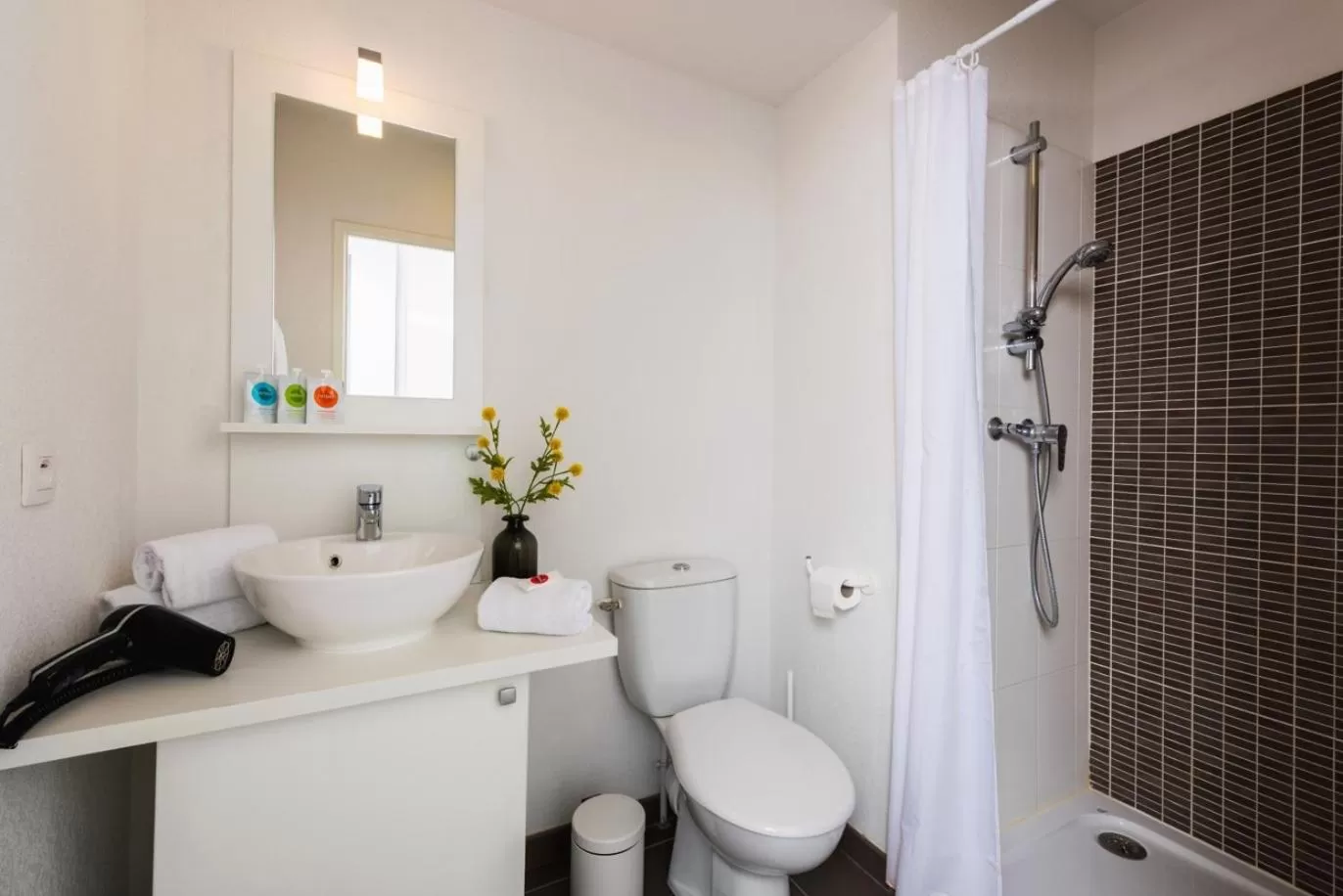 Bathroom in Ténéo Apparthôtel Bordeaux Maritime - Cité du vin