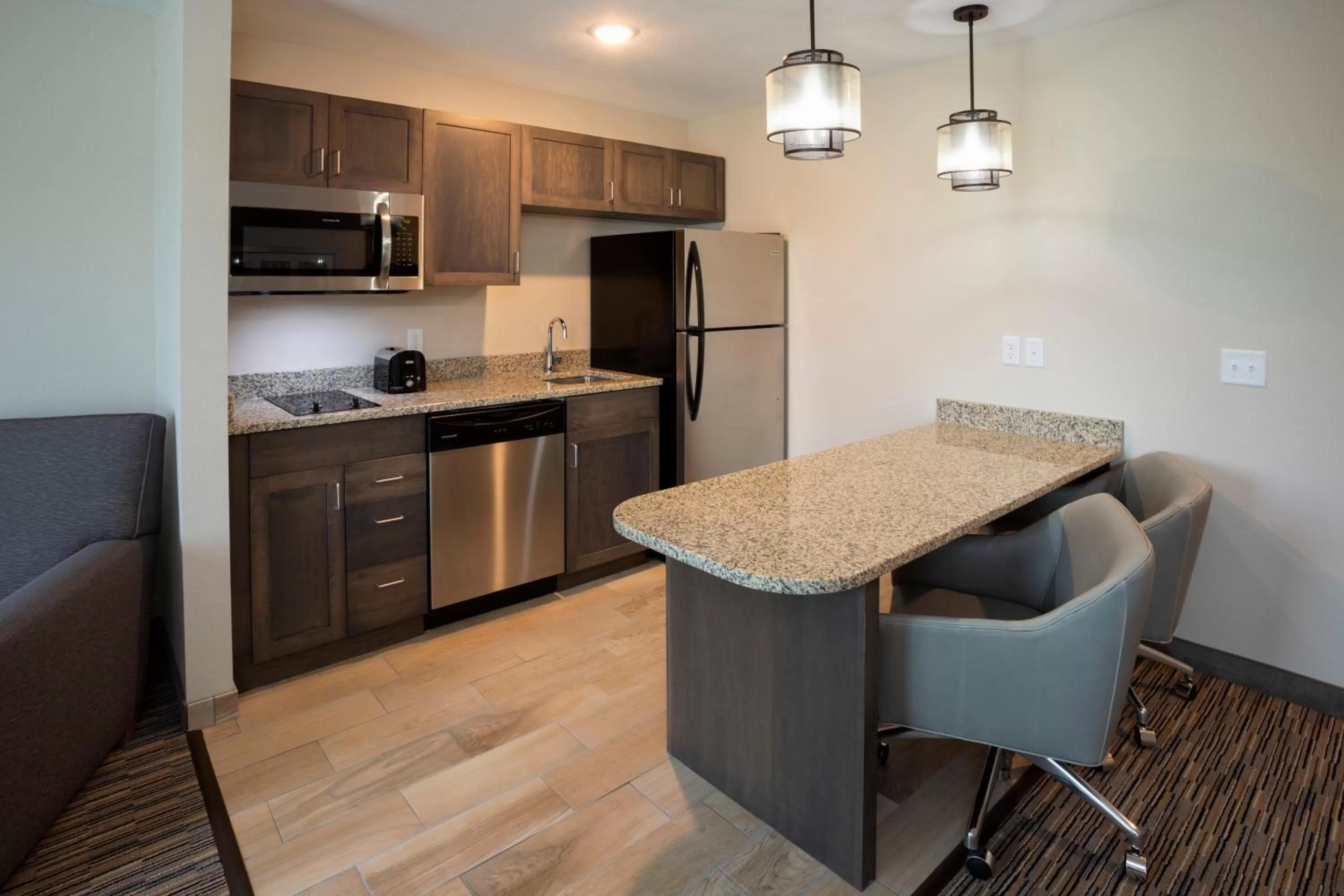 Kitchen or kitchenette in Little Crow Resort & Conference, Trademark by Wyndham