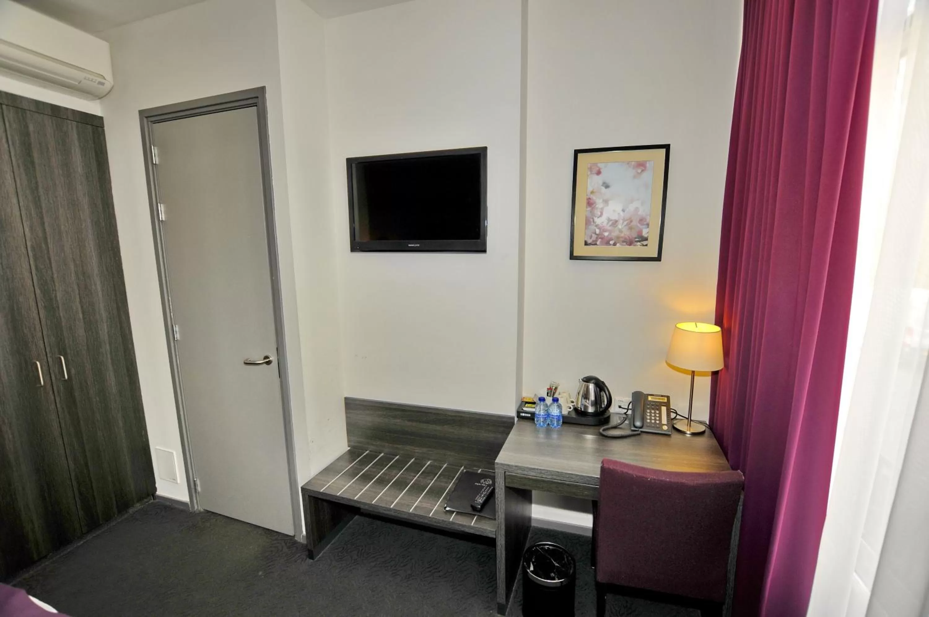 TV/Entertainment Center in Hotel Parkview