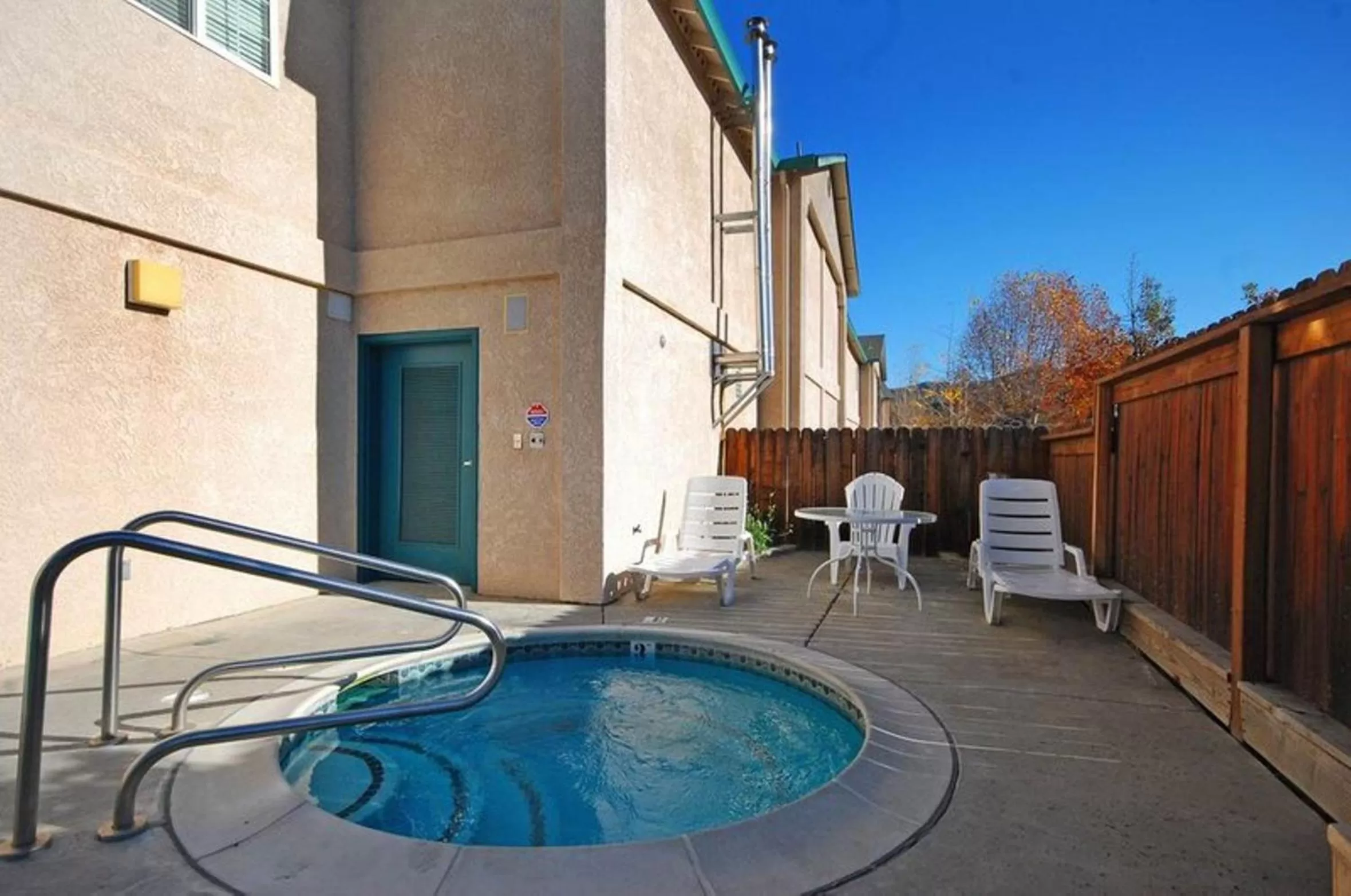 Hot Tub in Cloverdale Wine Country Inn & Suites