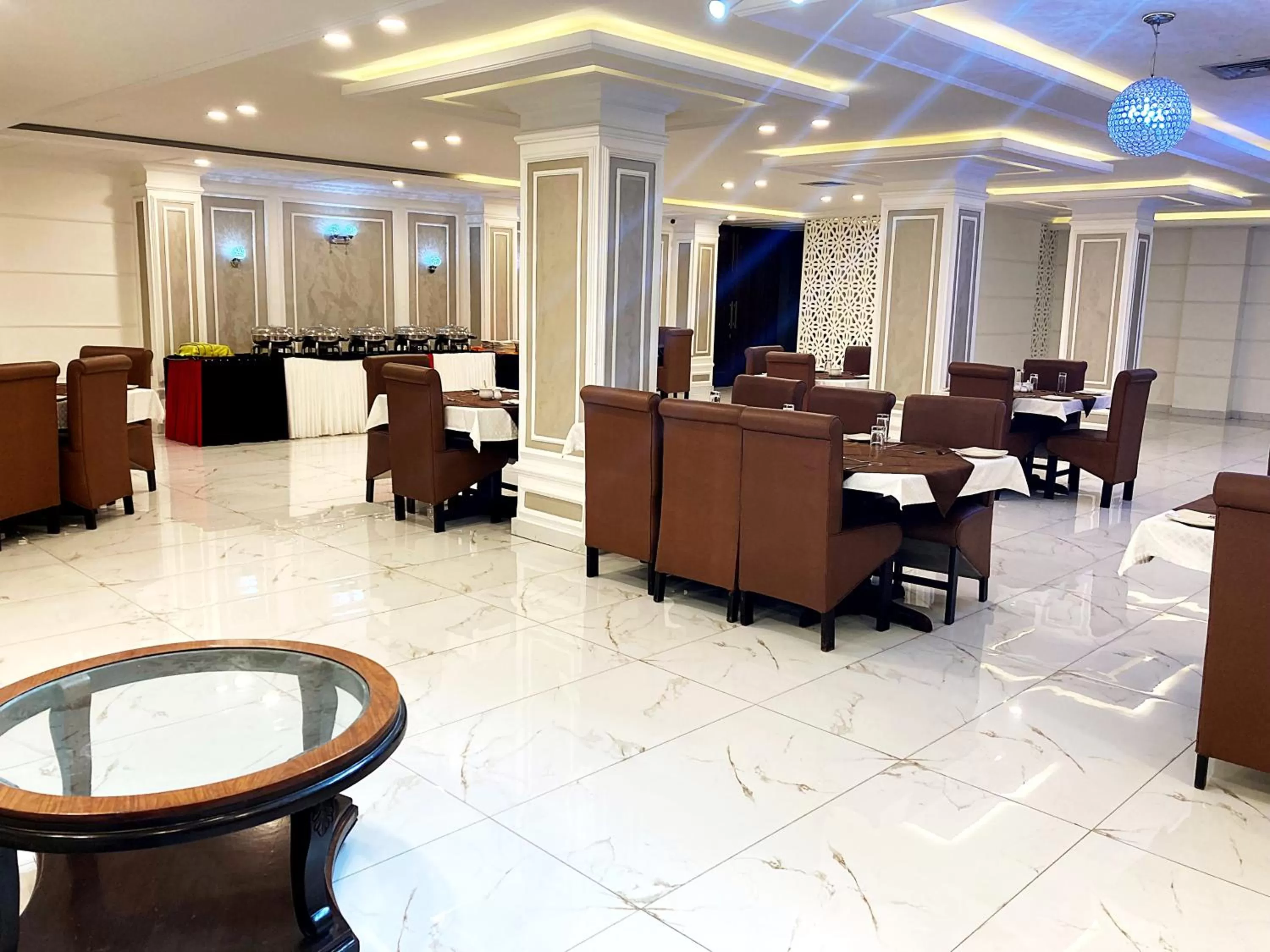 Communal lounge/ TV room in Hotel Akbar International