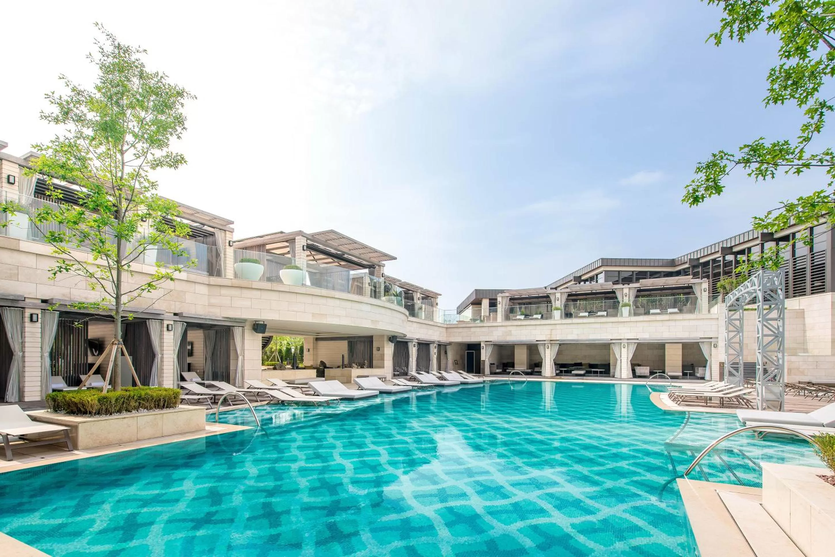 Swimming pool in Paradise City