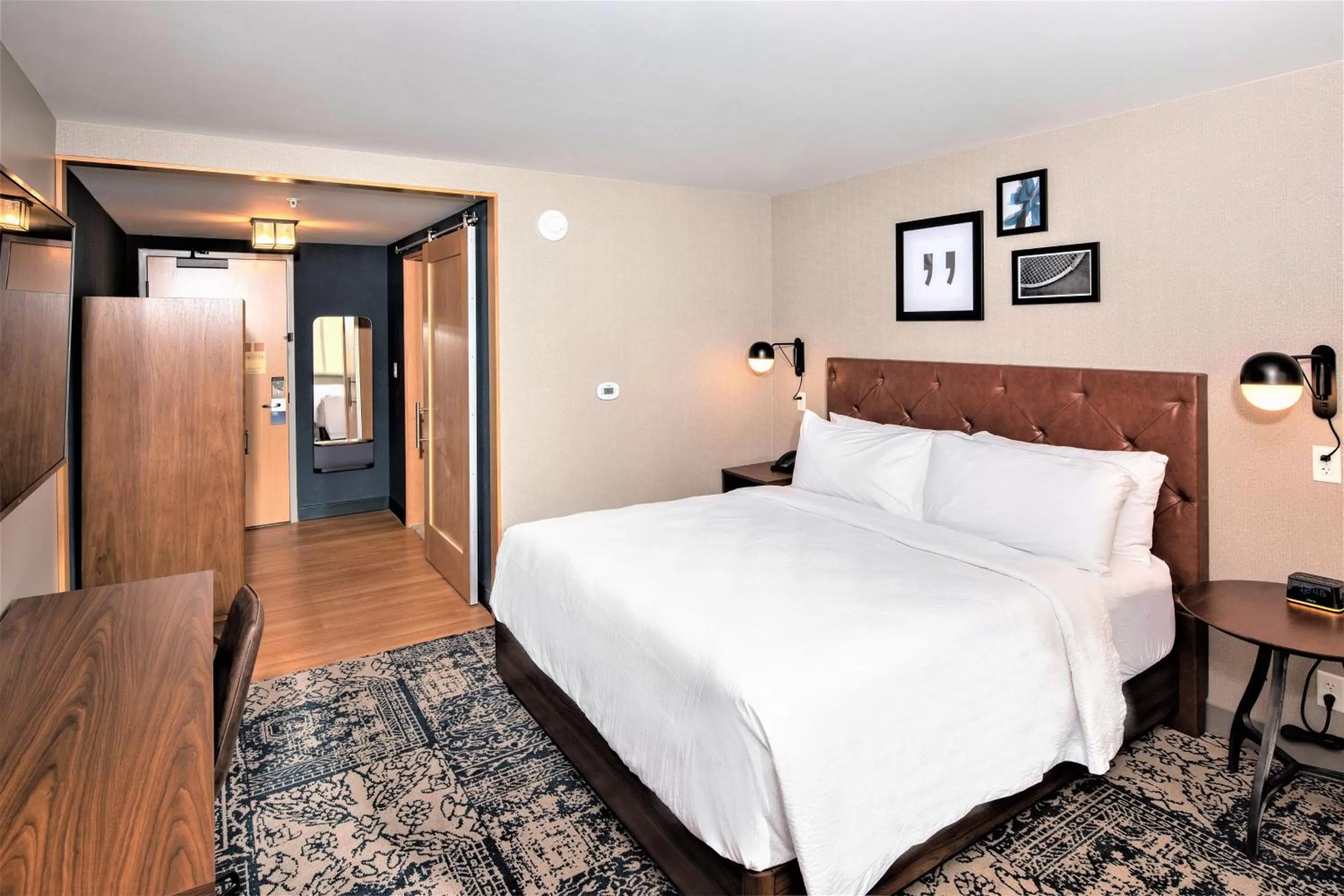 Photo of the whole room, Bed in Four Points by Sheraton Albany