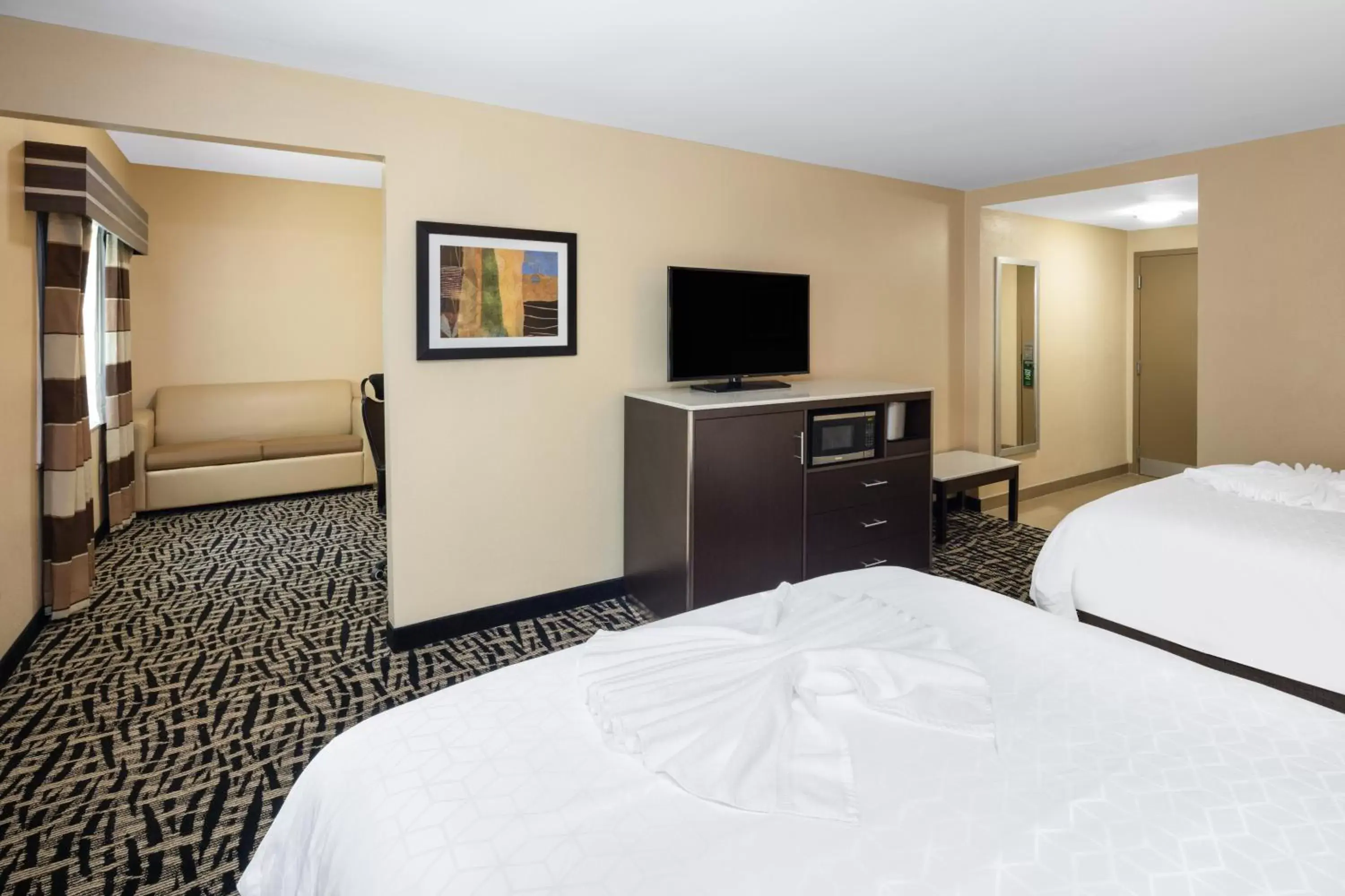 Queen Suite with Two Queen Beds in Holiday Inn Poughkeepsie by IHG Queen Suite with Two Queen Beds in Holiday Inn Poughkeepsie by IHG
