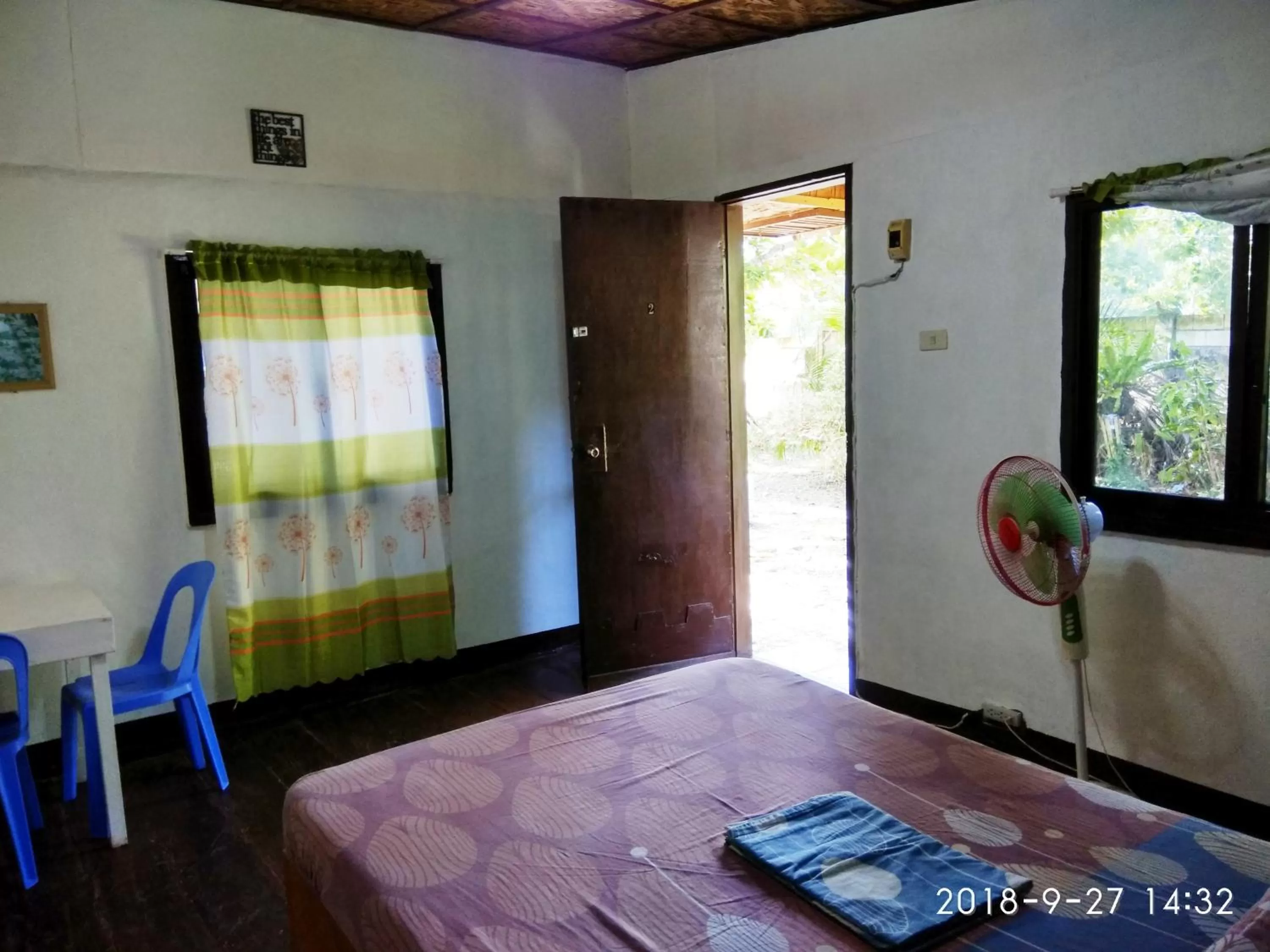 Bed in Paseo Del Mar Seaside Inn
