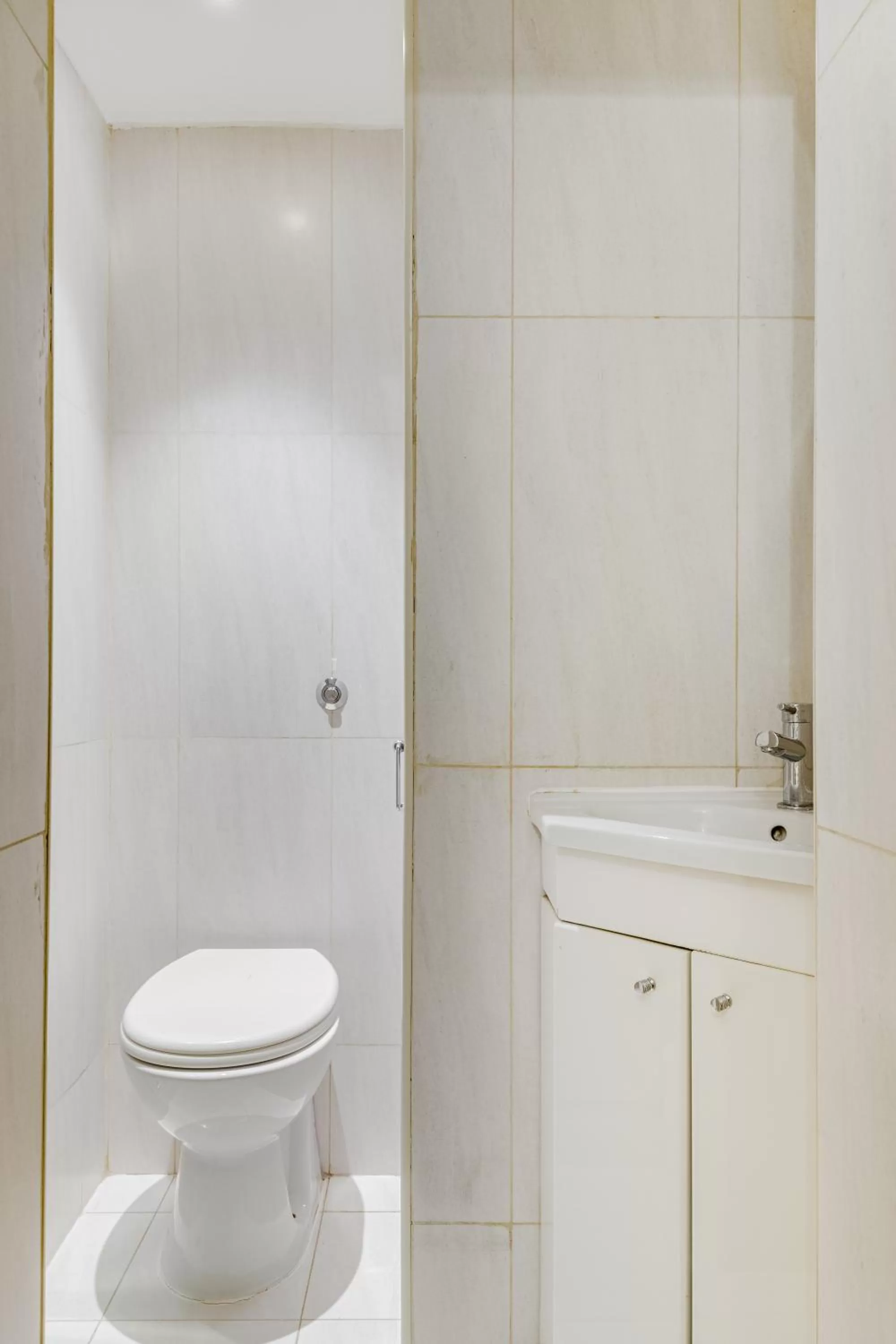 Shower in 1 Lexham Gardens Hotel