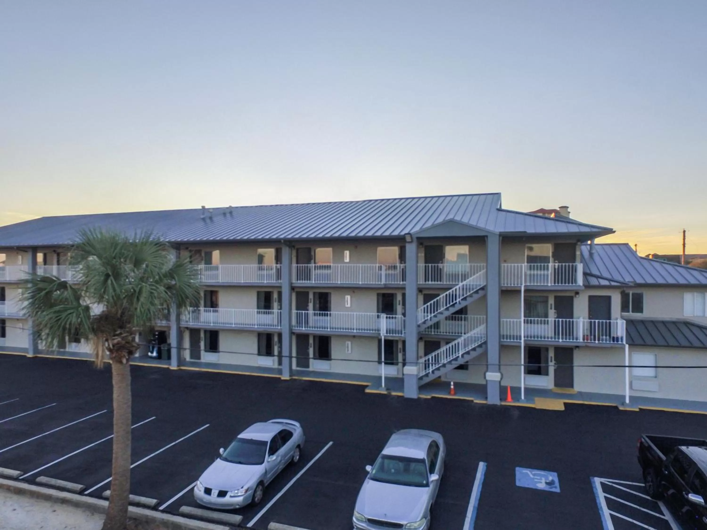 Property building in Seabreeze Inn - Fort Walton