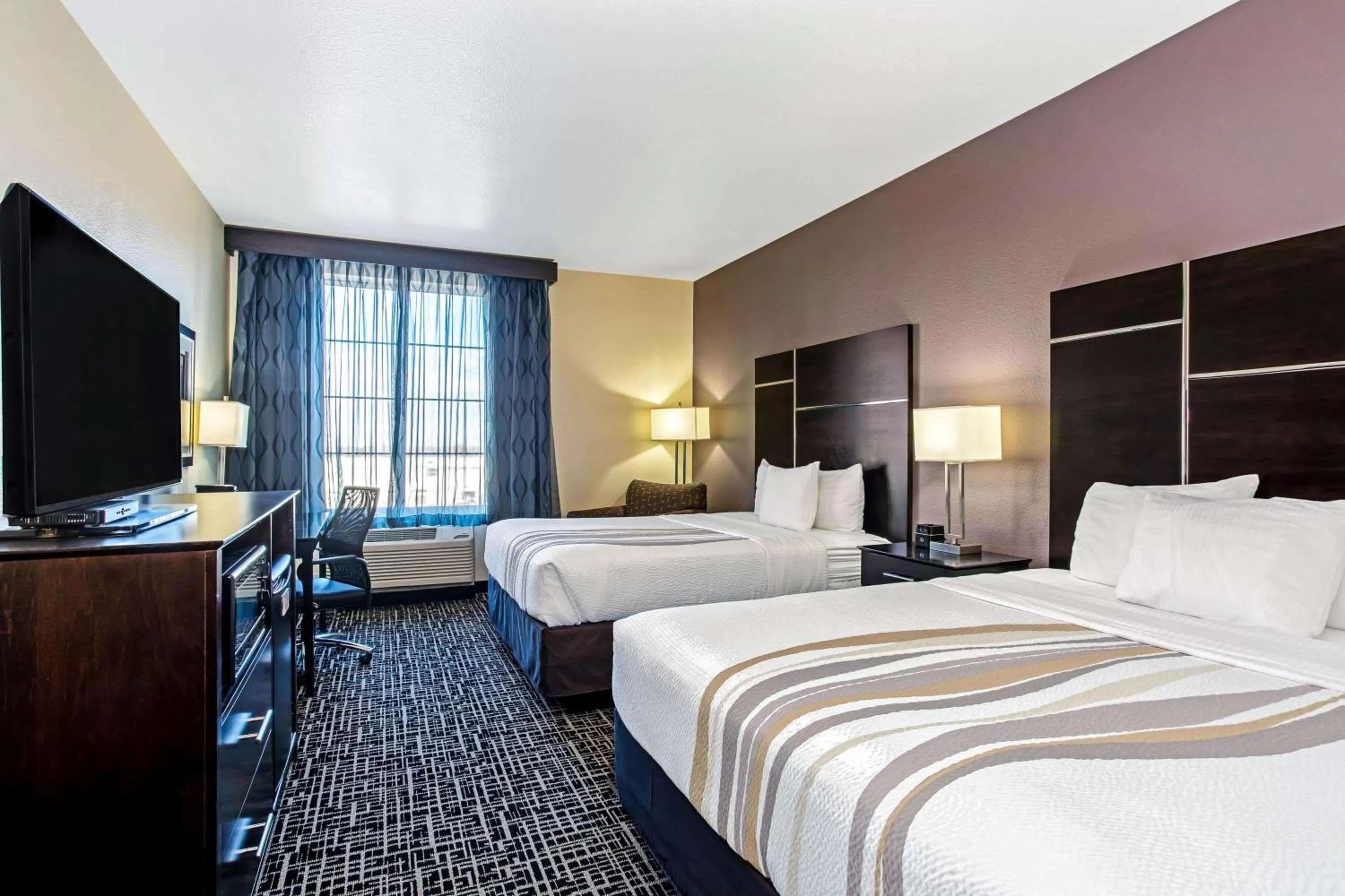 Photo of the whole room, Bed in La Quinta by Wyndham Denver Gateway Park