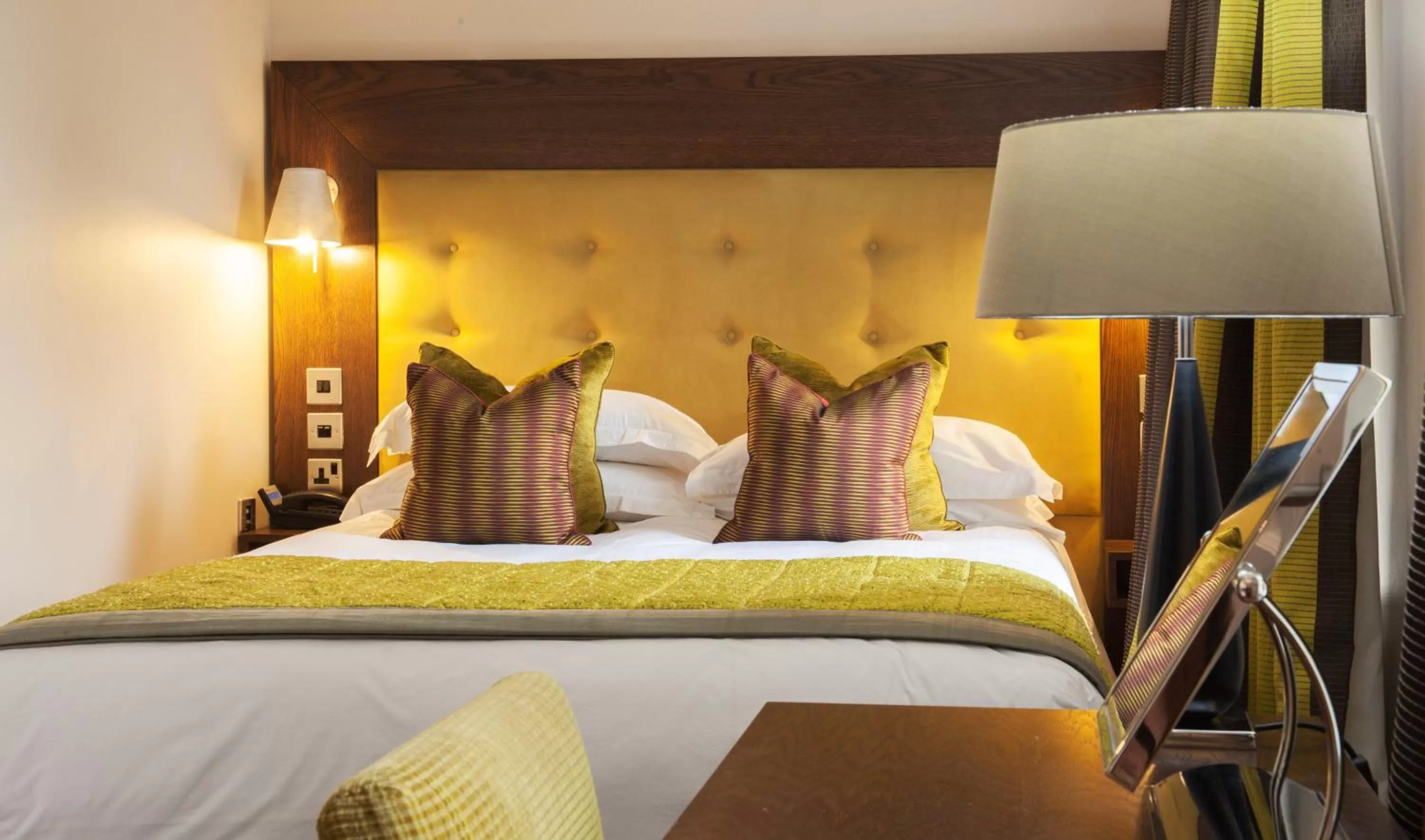 Restaurant/places to eat, Bed in Trout Hotel