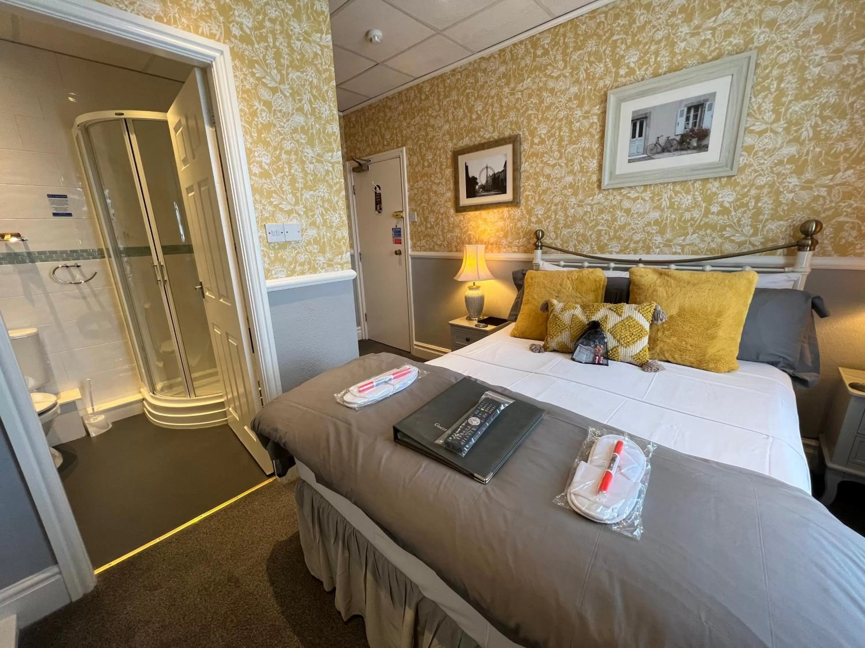 Photo of the whole room, Bed in Raffles Hotel