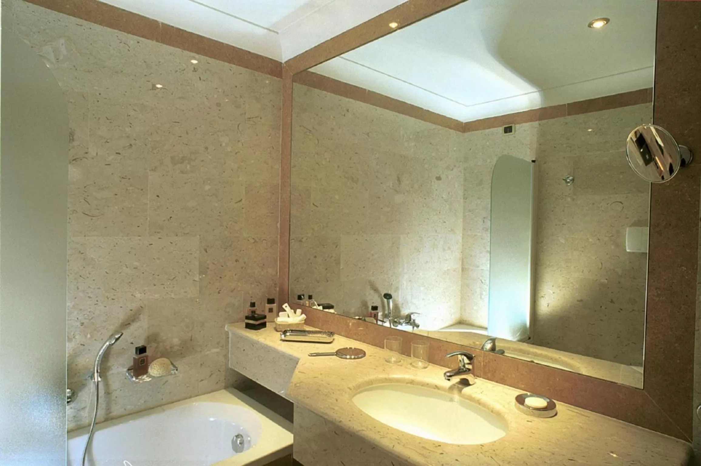 Toilet in Hotel La Ville