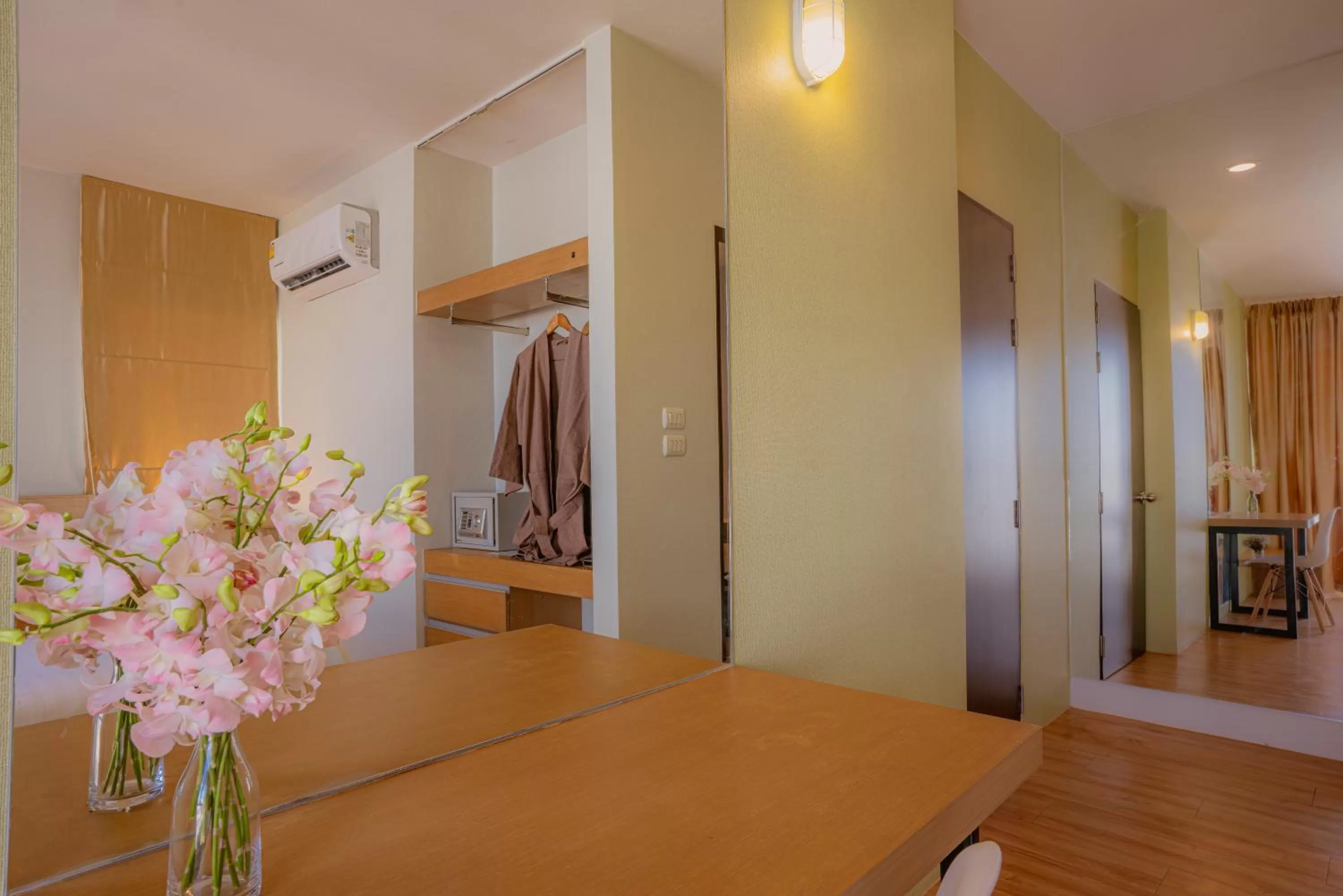 Photo of the whole room in Peace Land Khaosan