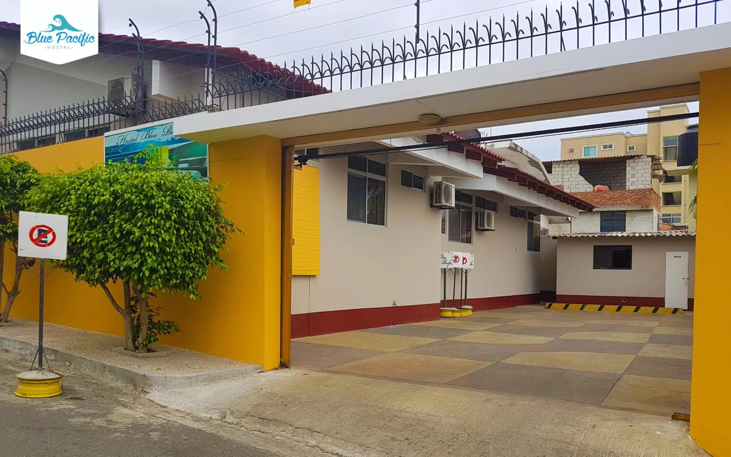 Area and facilities, Property Building in Hostal Blue Pacific