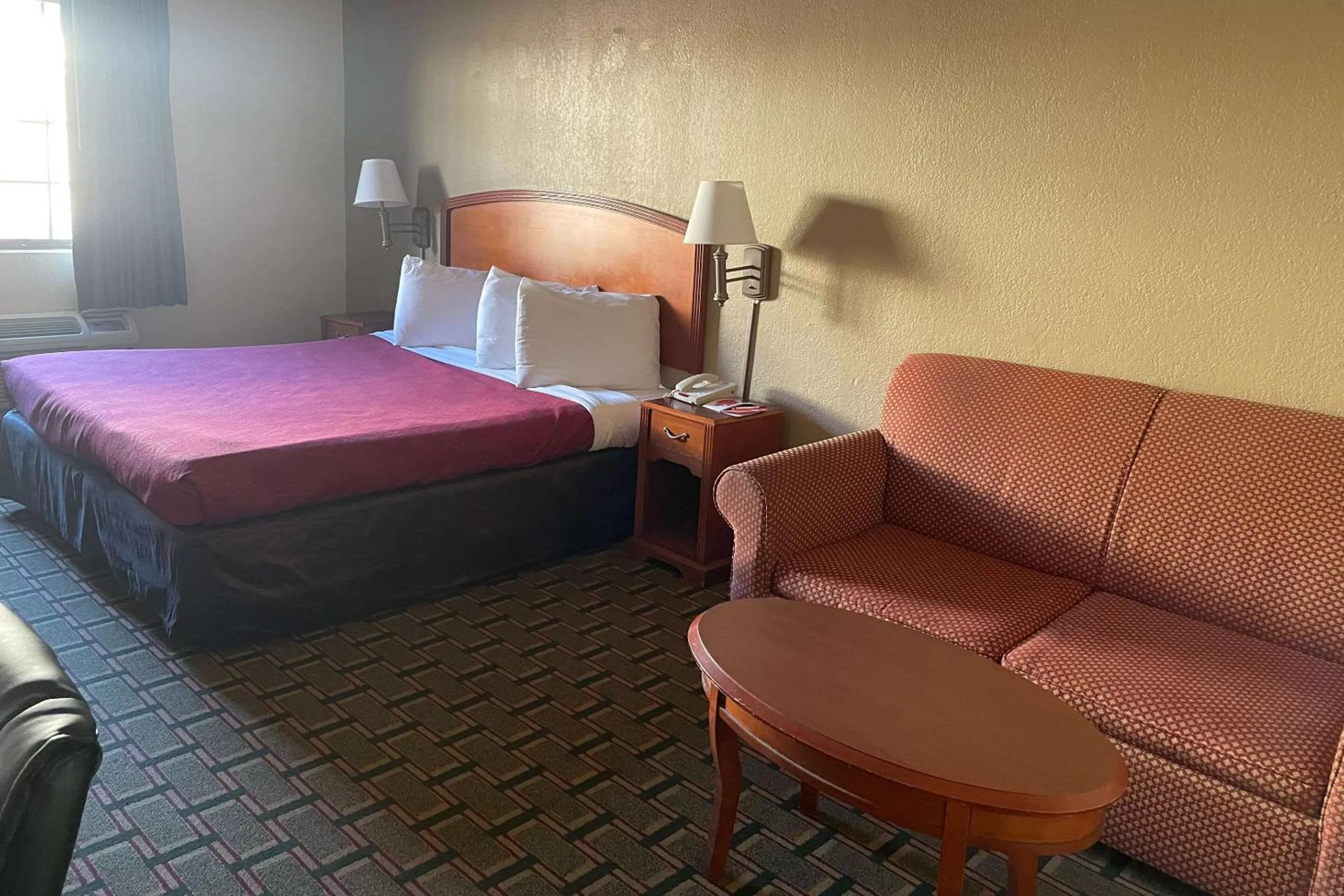 Bedroom, Bed in Econo Lodge Kalamazoo near Wings Stadium